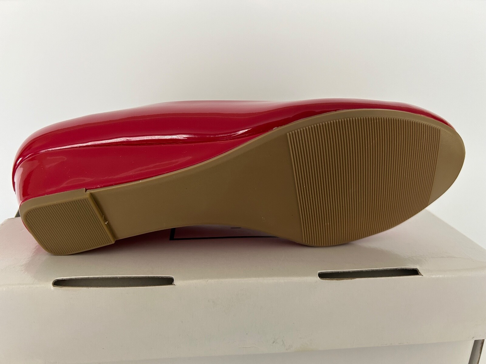 Daily Shoes San Francisco Wonens size 7, Cherry Red, New Never Worn