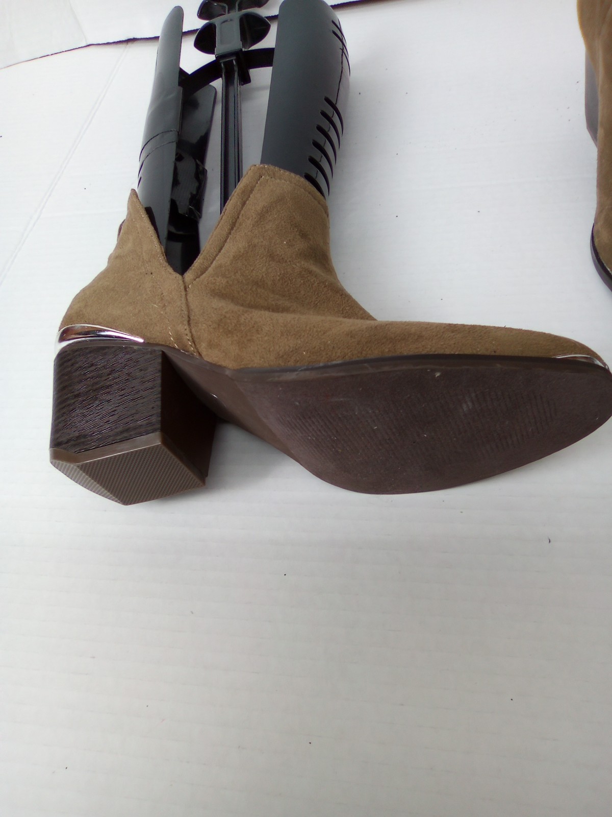 BOOTS WOMEN UNBRANDED SIZE 5.5 HAVE A LITTLE SPOT PICTURE PROVIDED SALE AS IS