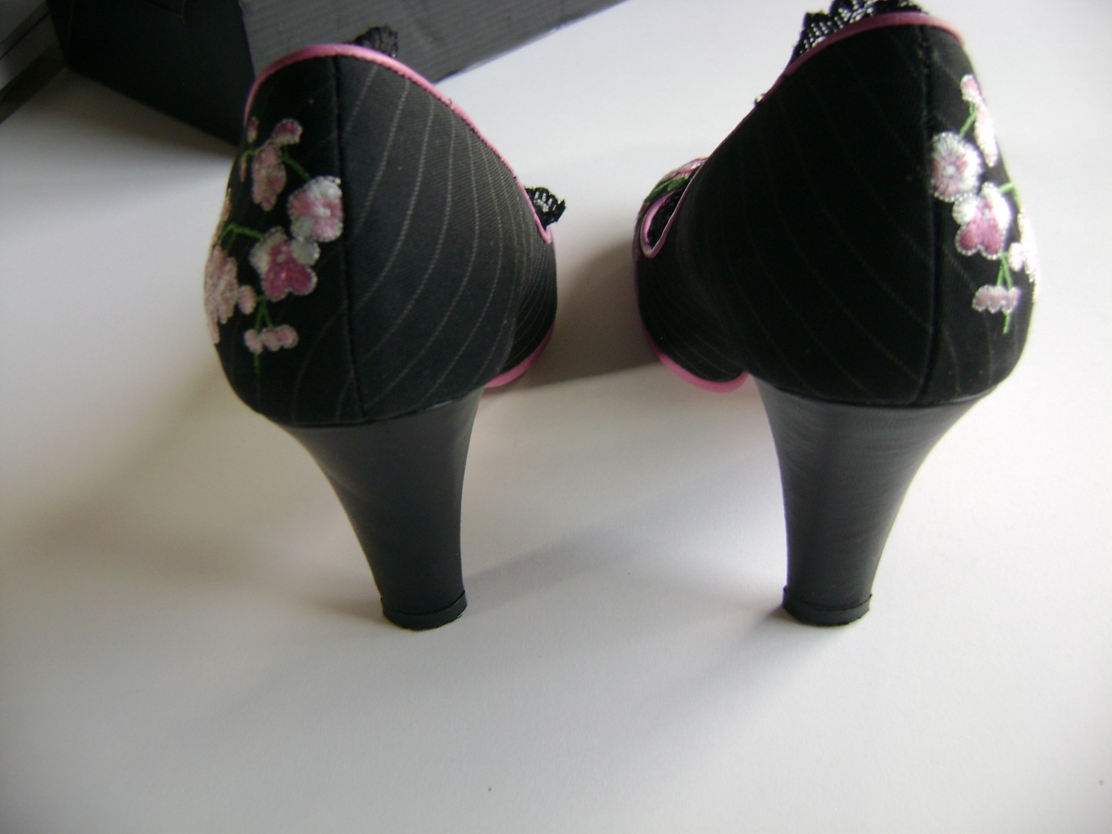 IRREGULAR CHOICE WOMEN’S SHOES 37 BLACK PINK FLORAL EMBROIDERY U.S. SIZE 6 PUMPS