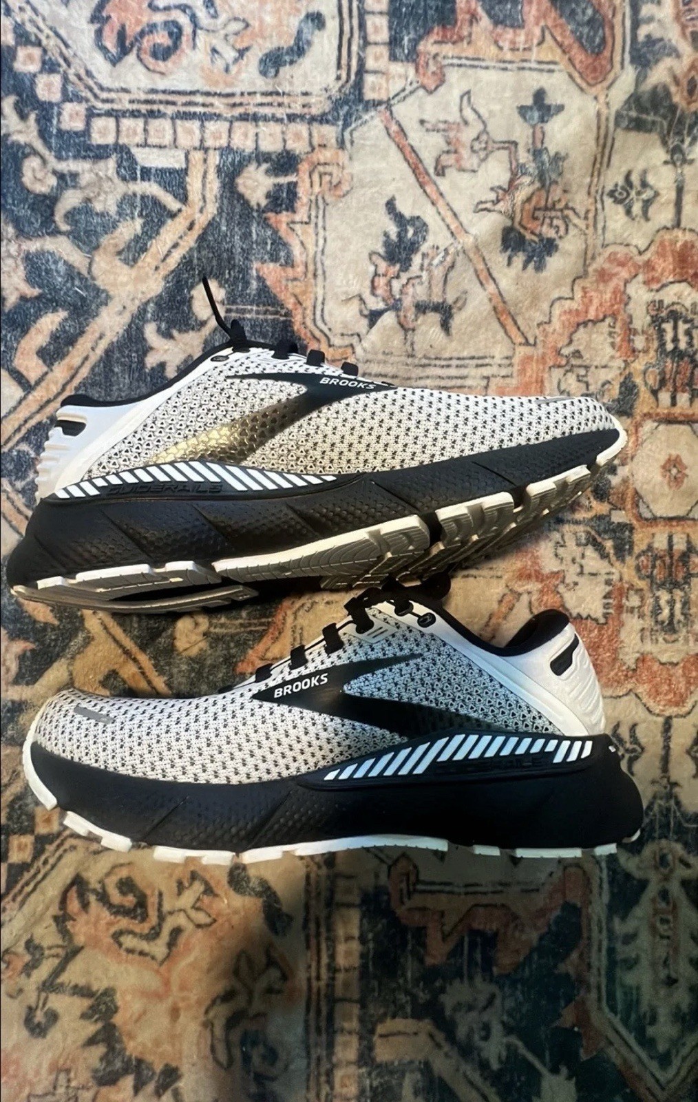 Brooks Adrenaline GTS 22 Women’s Running Shoes Lace-Up Low Top Black/White