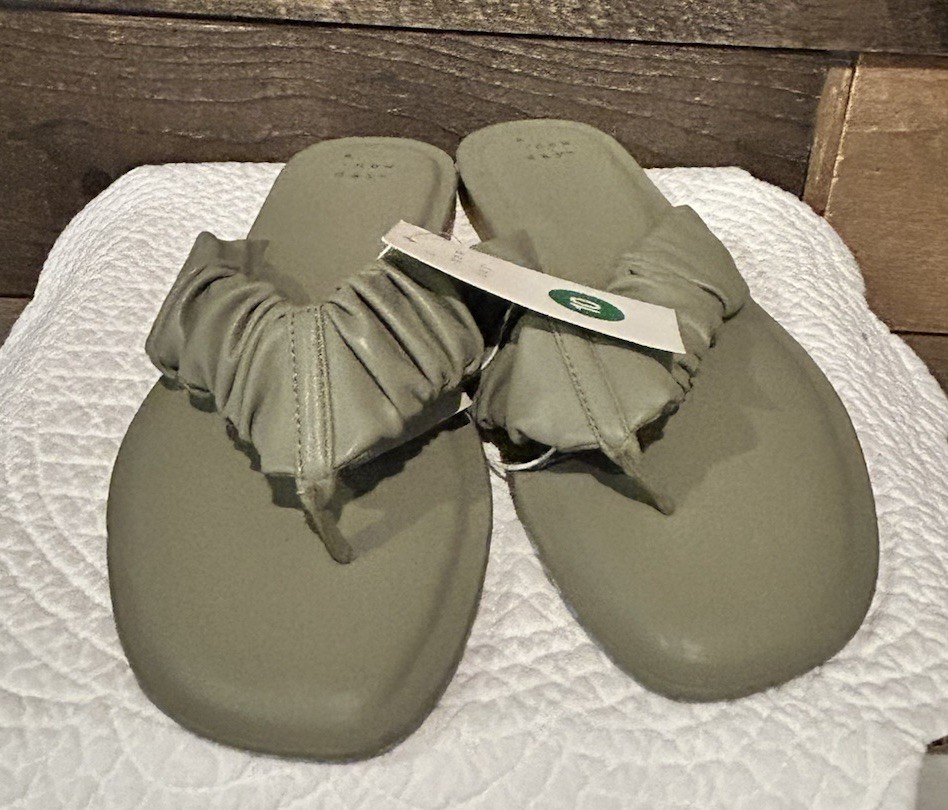 A New Day Green blossom Memory Foam Ruched Thong Sandal Women Size 10 New