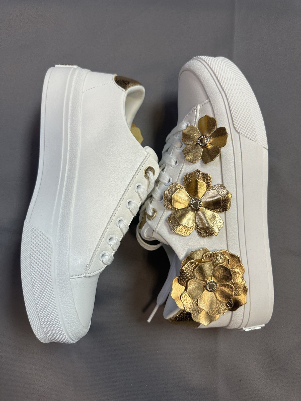 New Karl Lagerfeld Paris Women’s Gael Flower Sneakers – Bright White/Gold – US 7