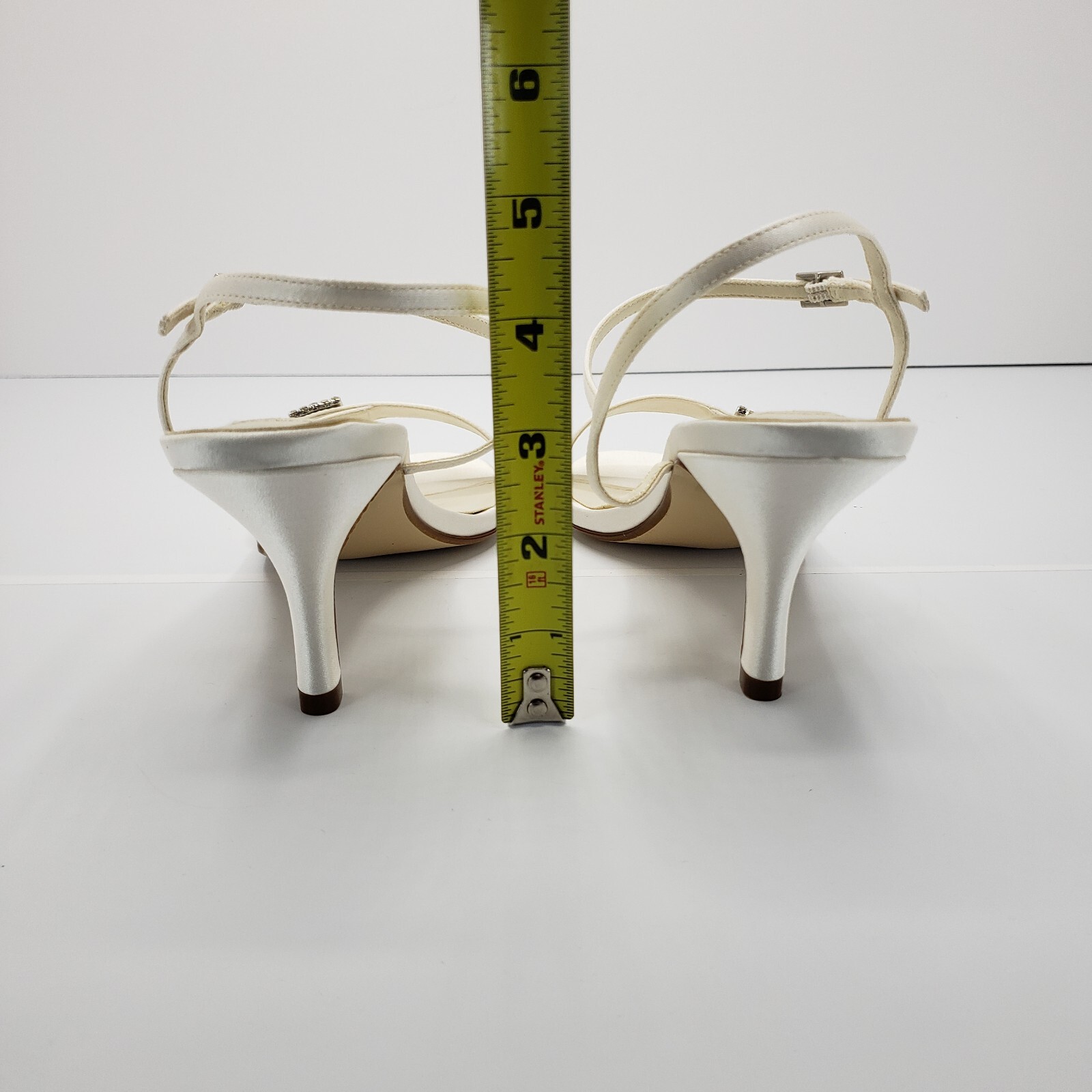 platinum by dyeables dreamy White silk satin Womens Size 8 B Heels Shoes