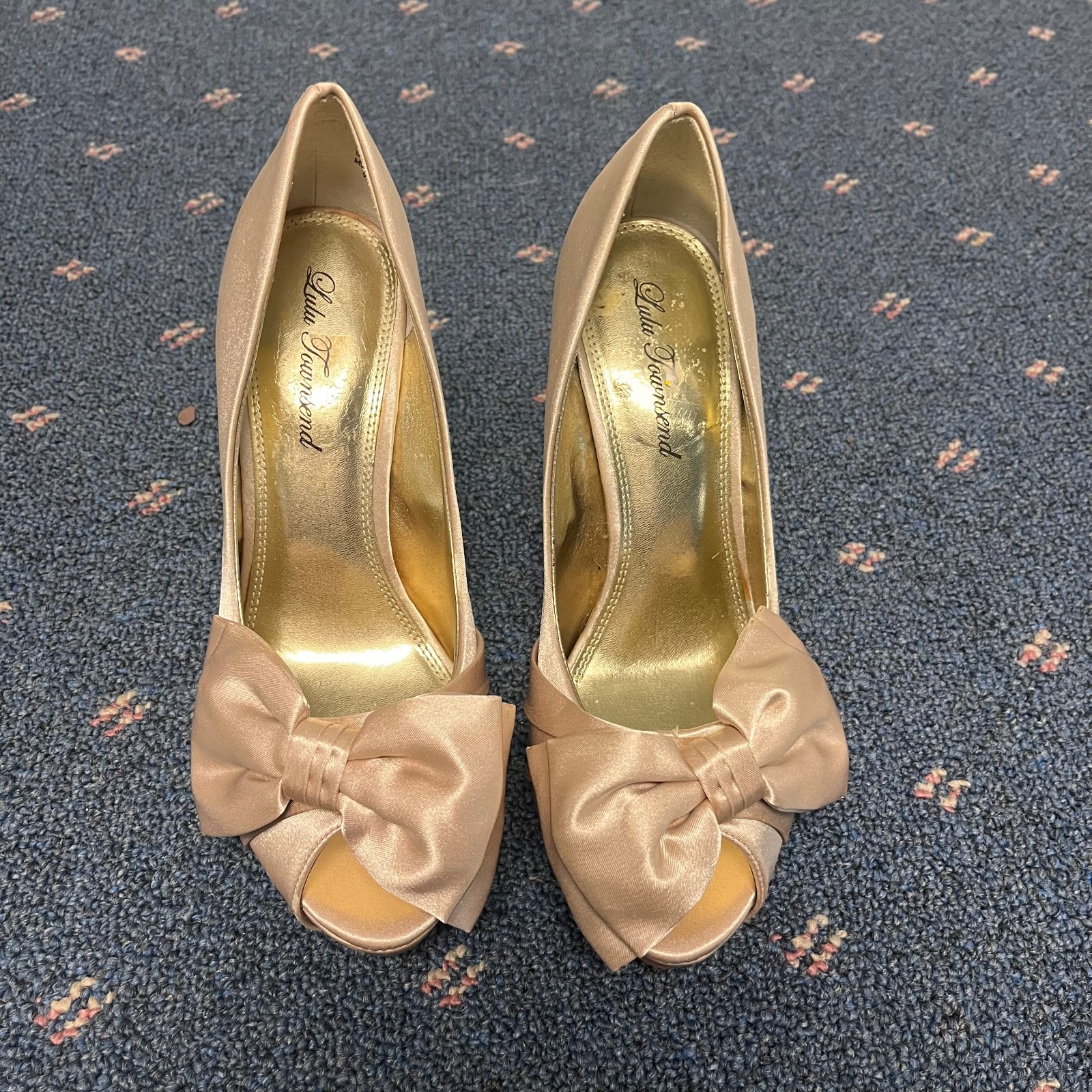 Lulu Townsend Satin bow heels size 9W 4″ Gold Champagne Dress Open Toe Pumps NWI