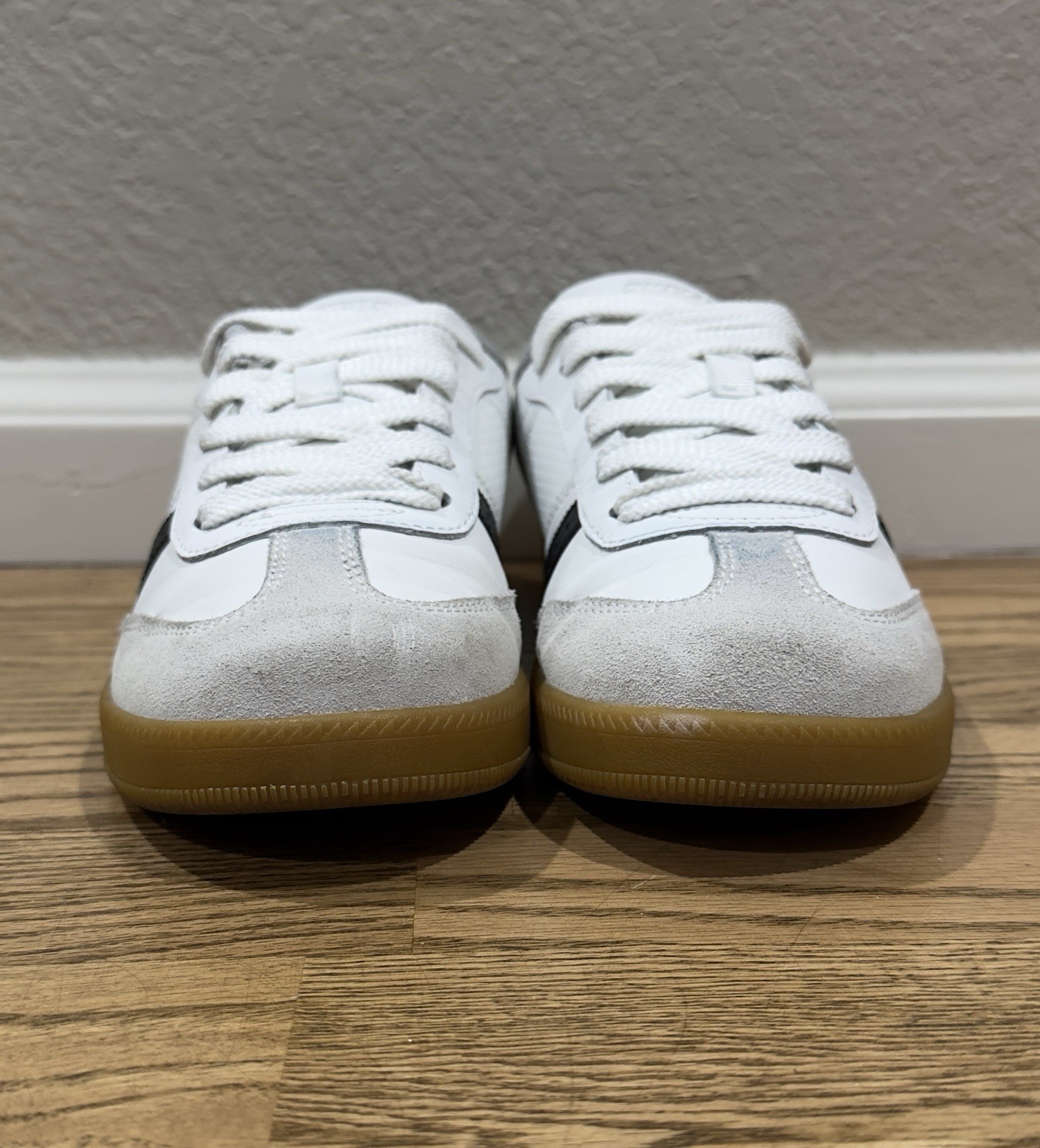 Skechers Casual Sneakers Shoes White Black Gum Sole Women’s Size 4