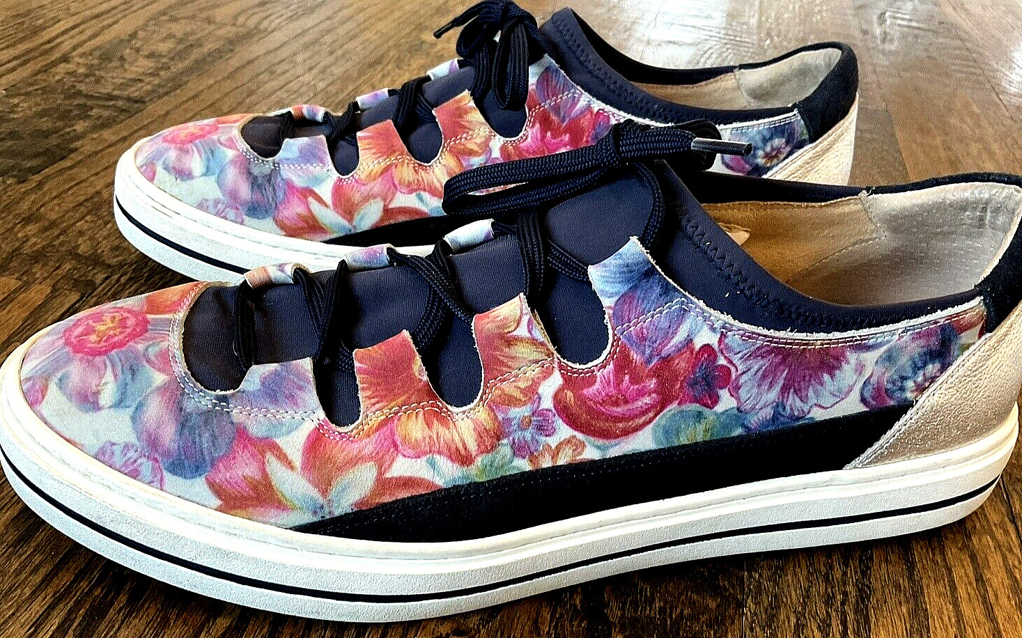 Vaneli Sport Floral Lace Up Lether/Fabric Sneakers Women’s Us Size 11 M
