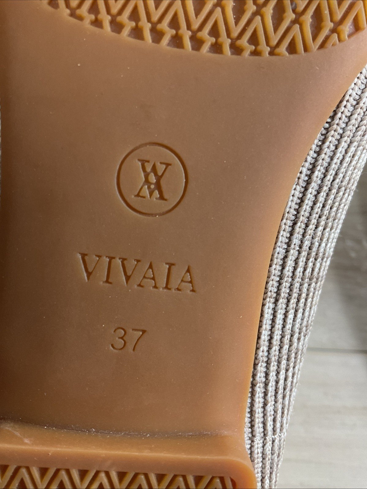 Vivaia Margot 2.0 Ballet Flats Sz 6.5 EU 37 Beige Ivory Square Toe V Cut Comfort