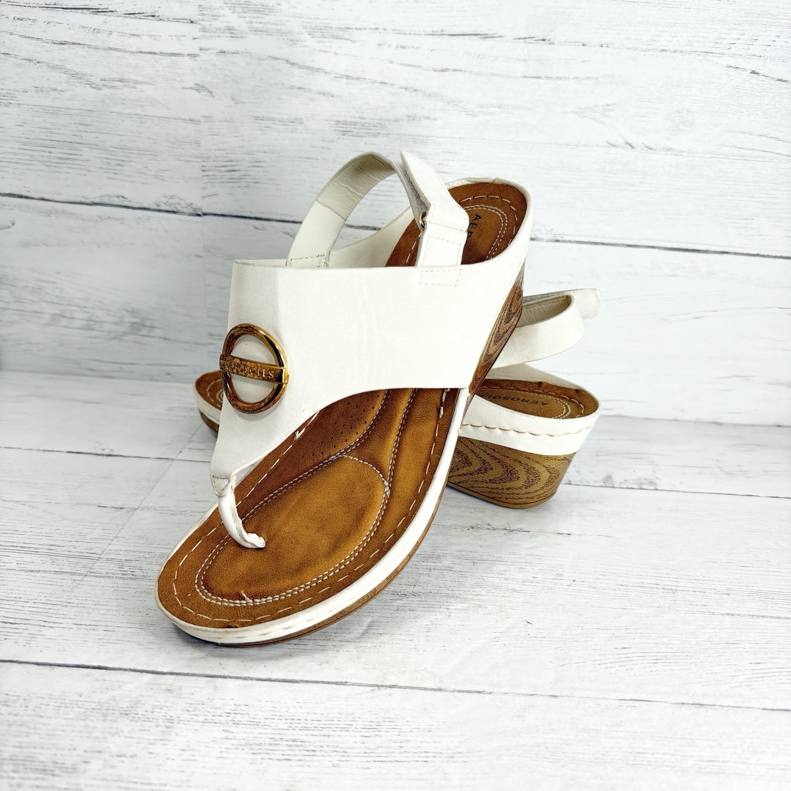 Aerosoles Amity 15L Size 10 Thong Sandals White Wedge Back Strap Wood Grain