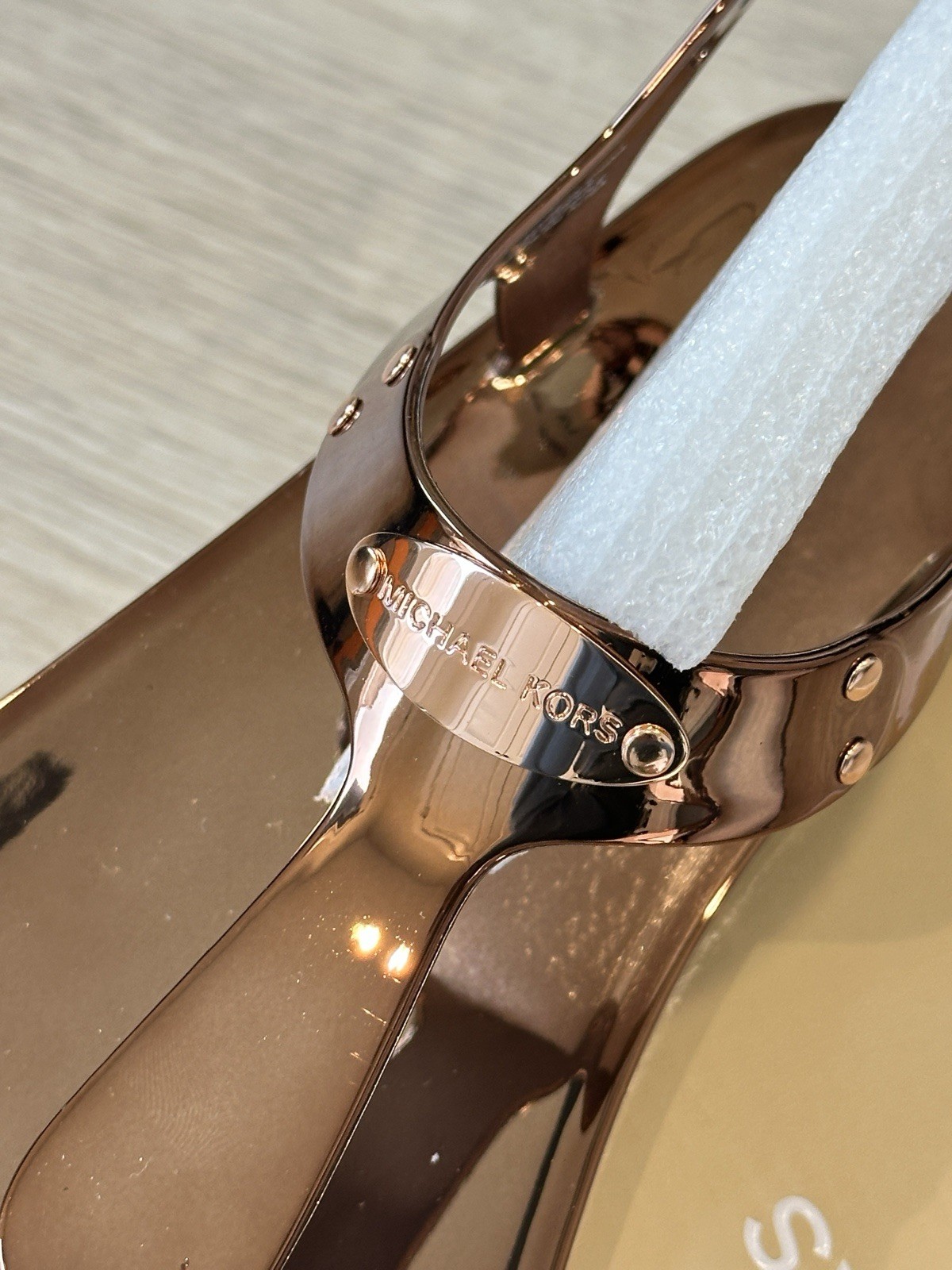 *RARE* MICHAEL KORS “MK Plate Jelly” Copper Rubber Flats Thong Sandals – Size 8M