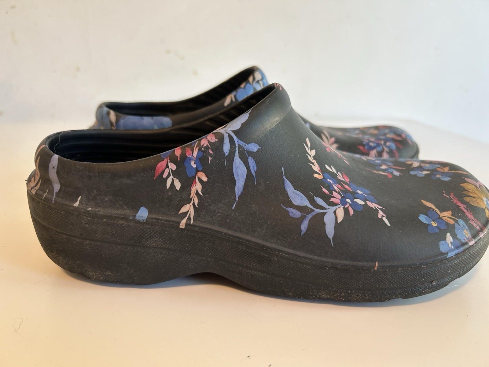 Totes Everywear Women’s Clogs Black Gardening Floral Size 7 Slip On