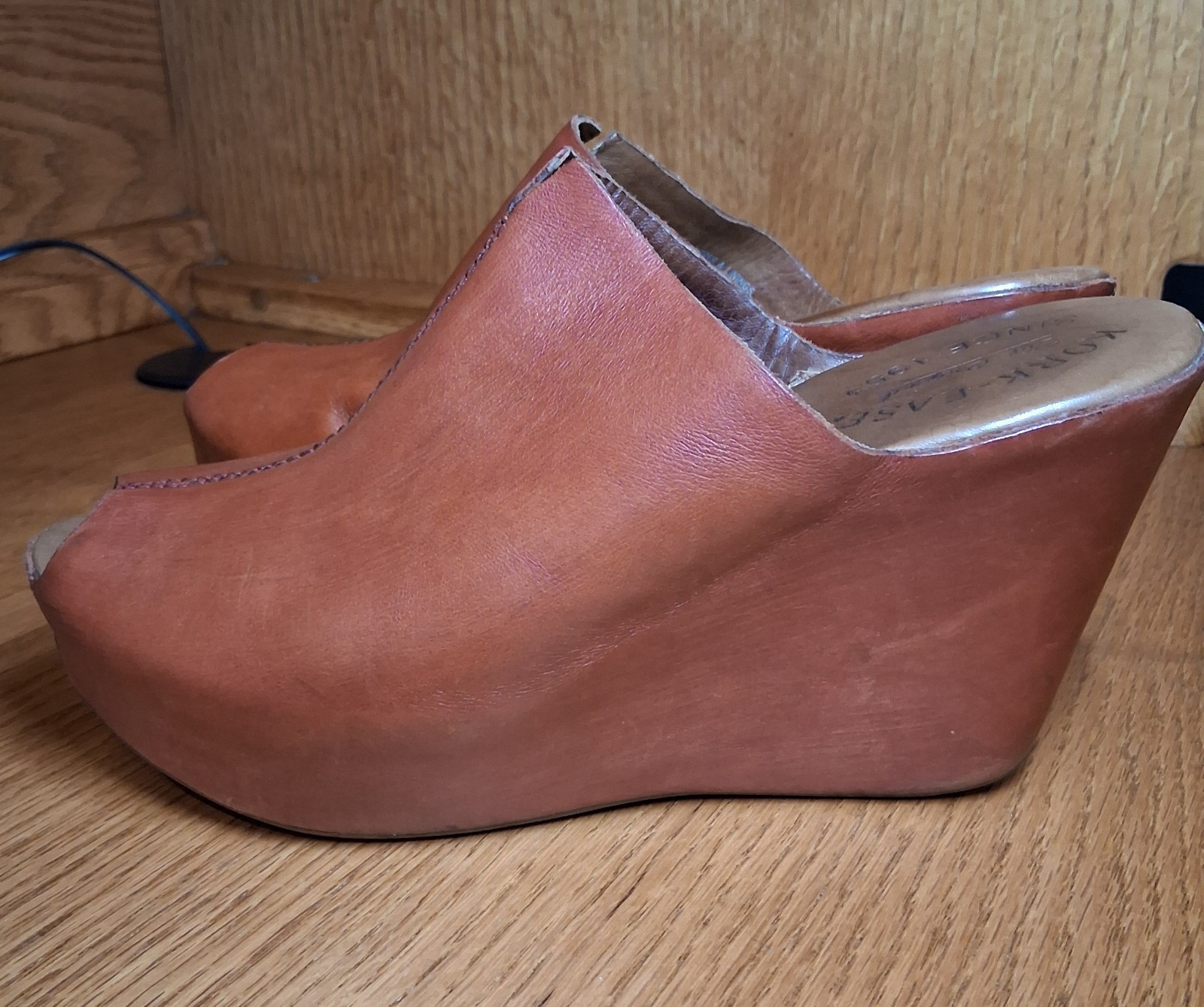 Korse Ease peep toe slides