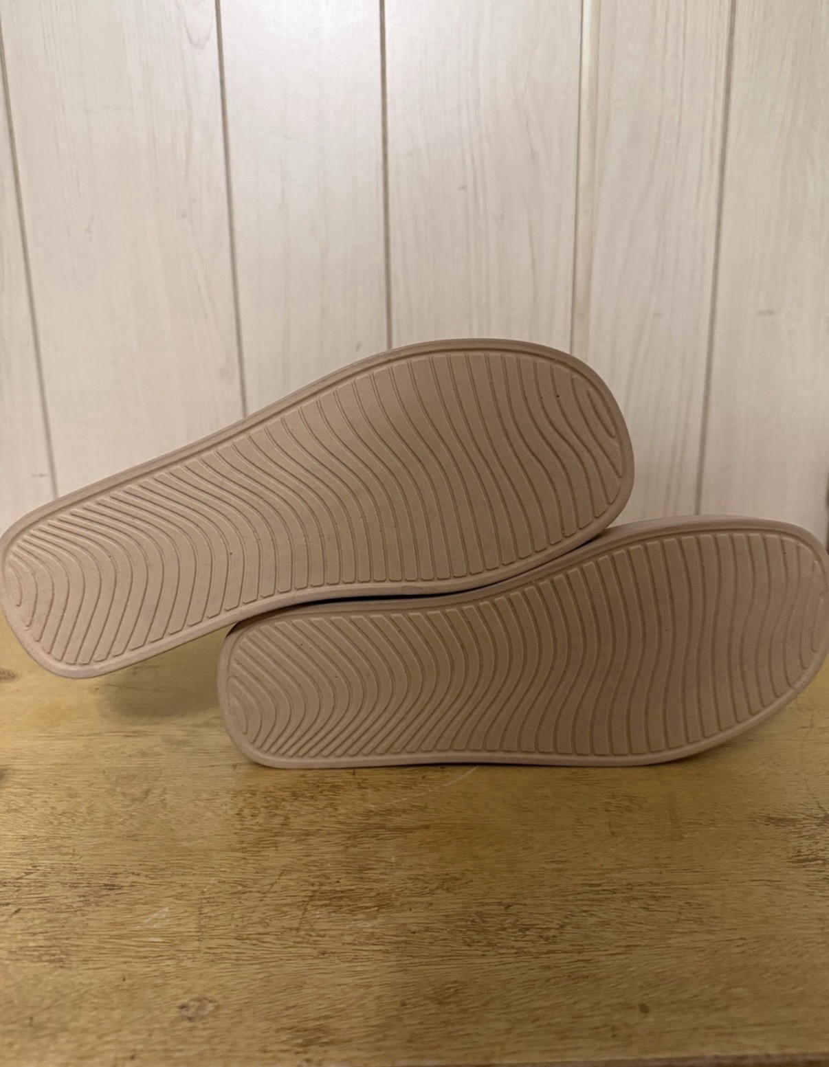 CUSHIONAIRE Taupe Memory Foam Platform Slide Sandals US 10