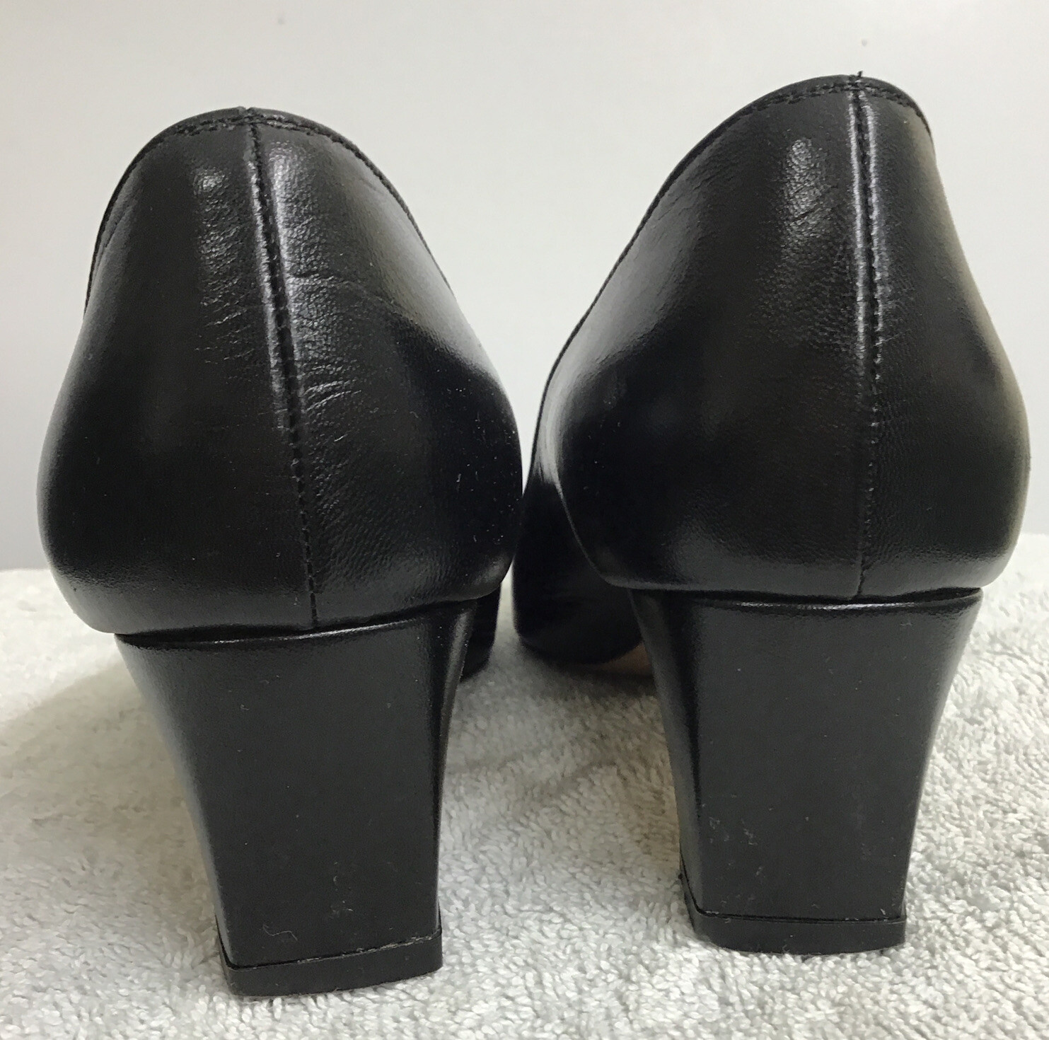 Manolo Blahnik Low Heel Black Leather Pump Semi Round Toe Size 35.5