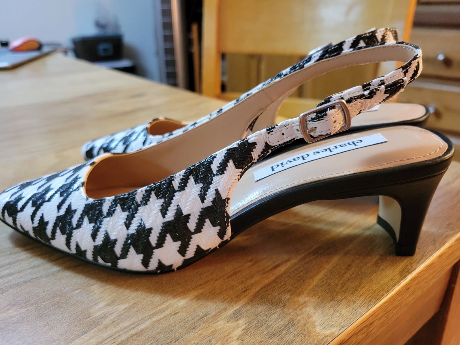 NWOB. Houndtooth Print Shallow Toe Slingback Pumps By Charles David. sz 6.5
