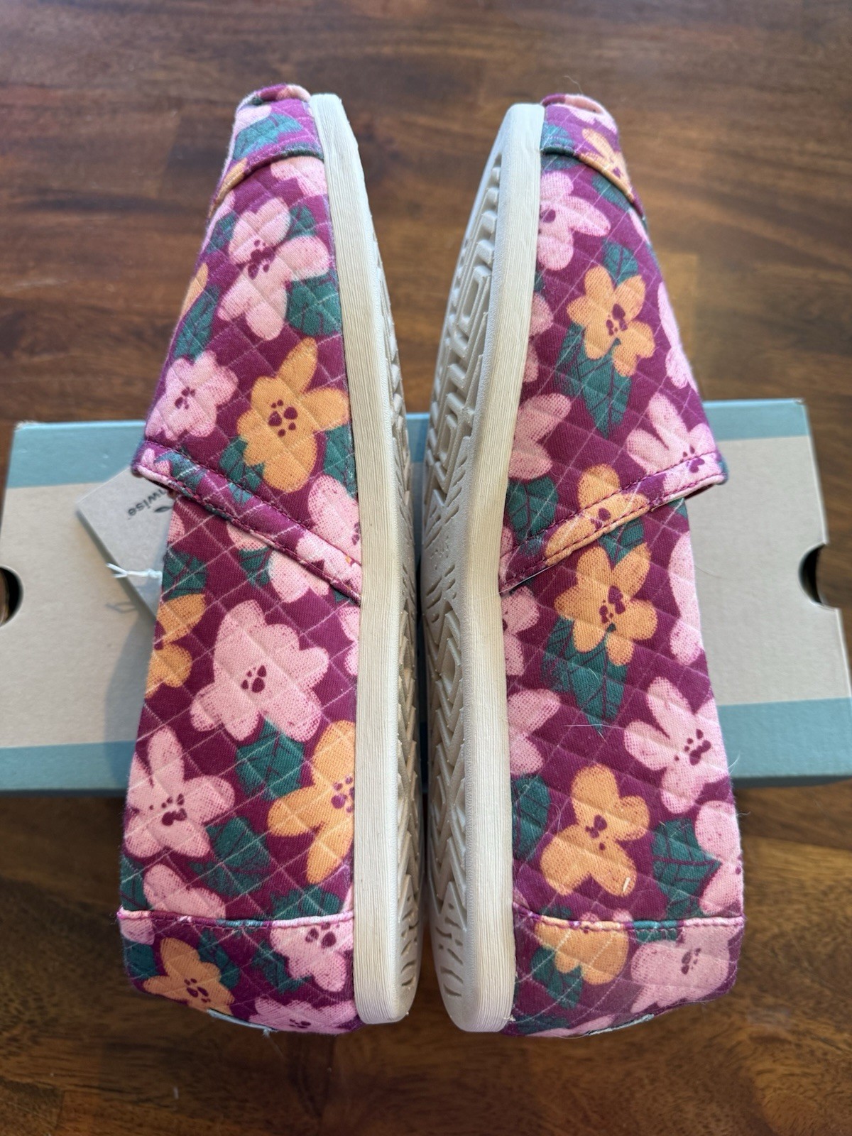 Tom’s women’s Size 12 Quilted Knit Floral Shoes New