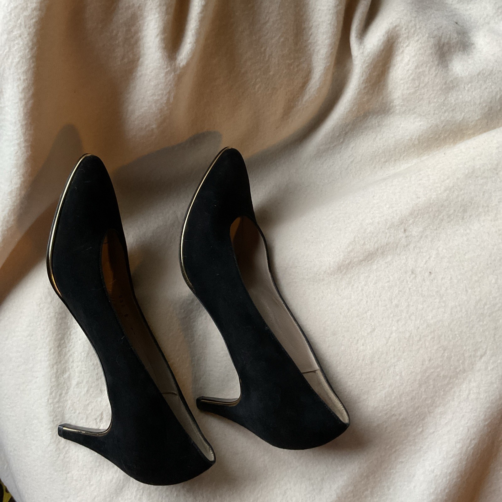Bruno Magli BLACK Vintage Suede Pumps, Slip On 3.25″ HEEL Size 8AAA
