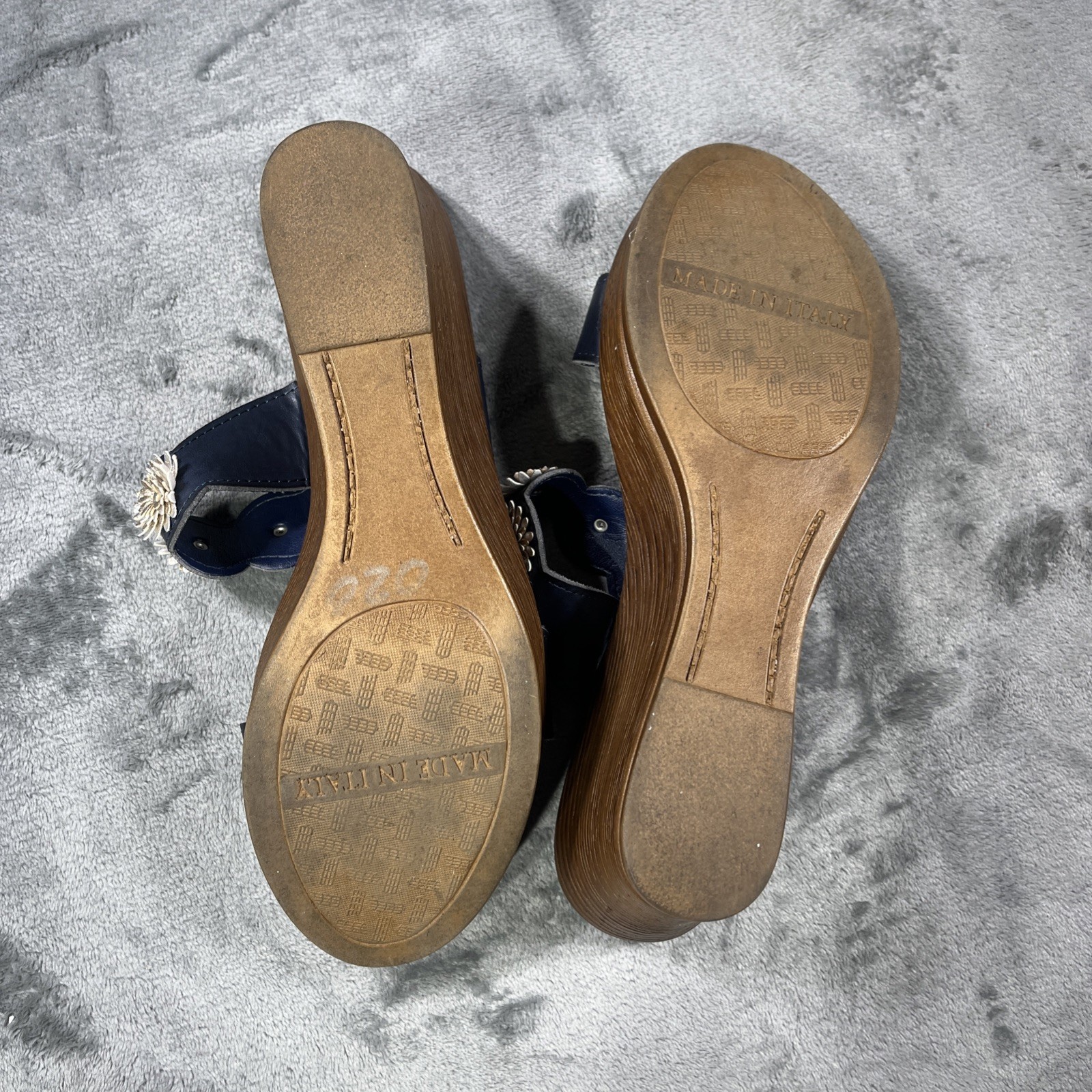 Italian Shoemakers Platform Wedge Sandals Size 10 Blue Wide straps Open Toe Shoe