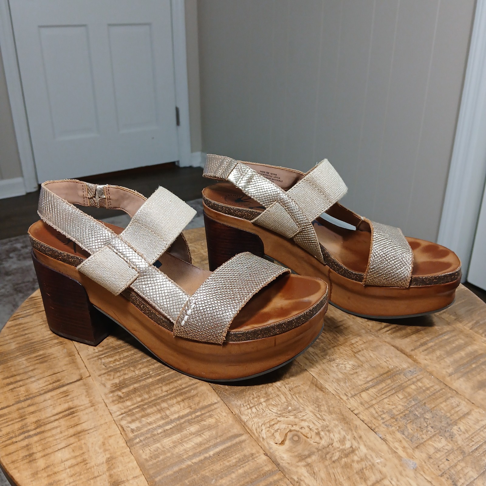 ​OTBT Indio Platform Sandals Womens 9M Gold Metallic Textured Leather Wood Heel