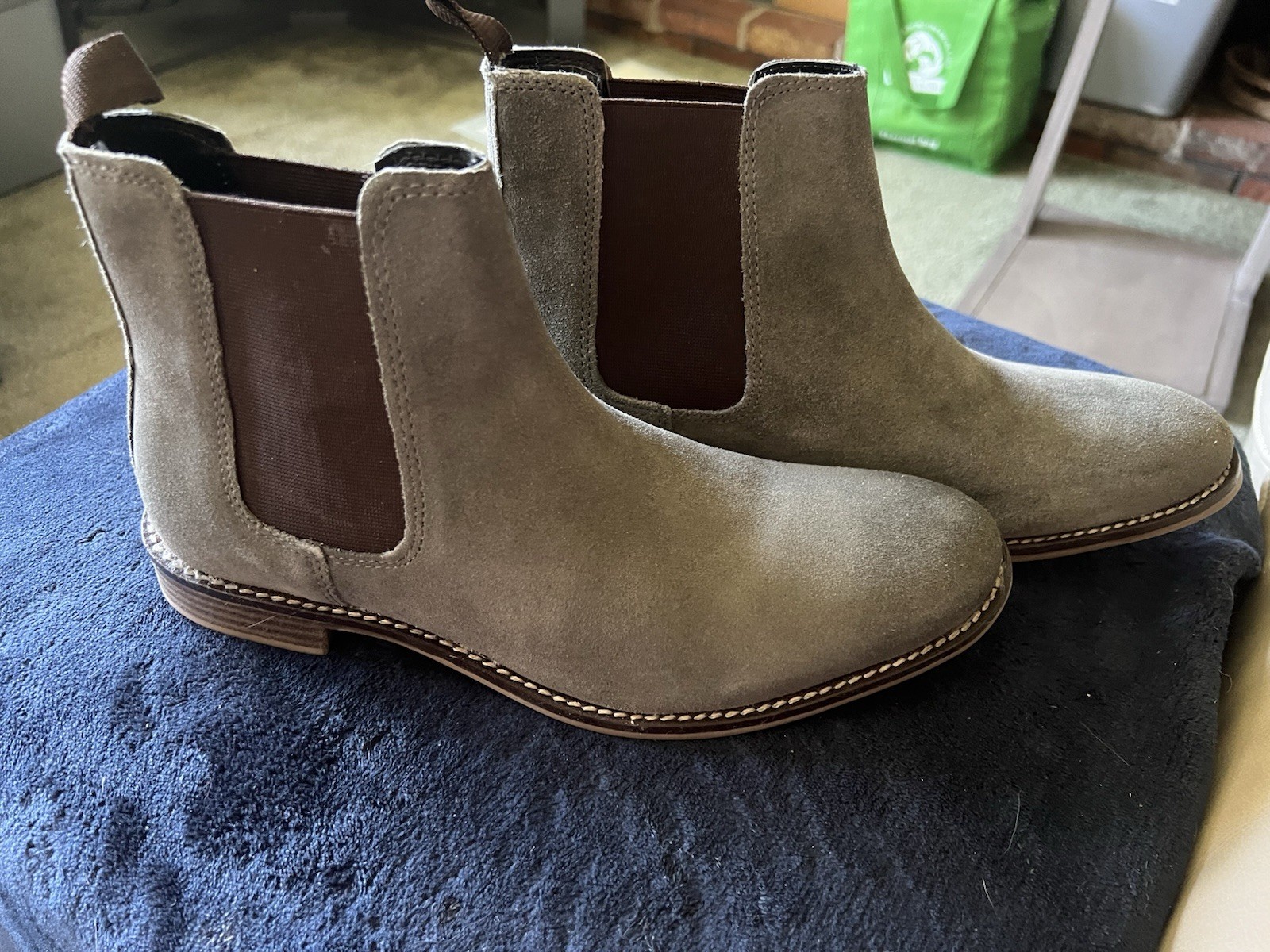 ASOS DESIGN Men’s Gray Suede Chelsea Ankle Boots Slip-On Pull Tab US 6 NIB