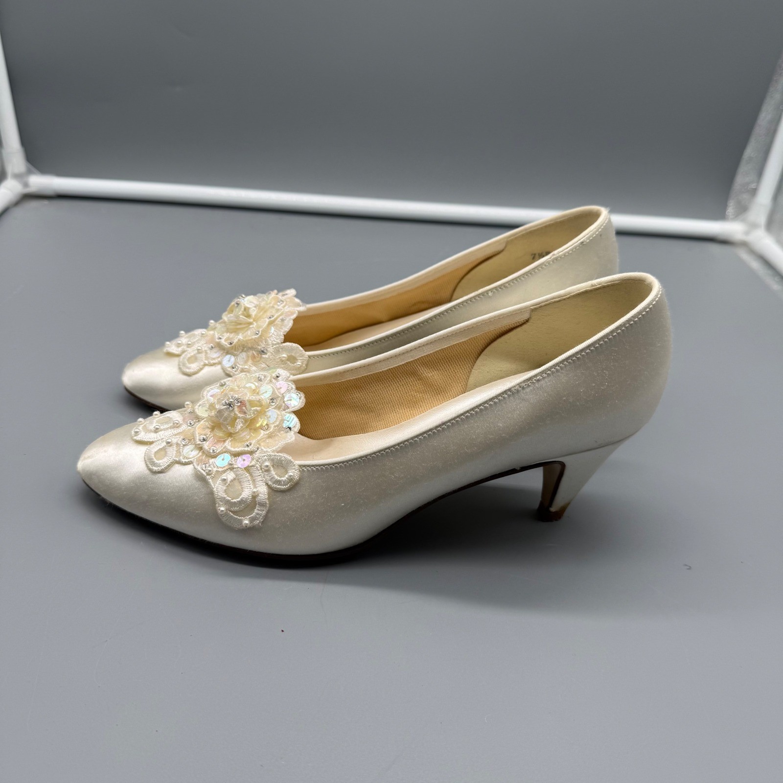Vintage Dyeables Ivory Satin Kitten Heels Lace Sequin Floral Bridal Pumps 7.5B