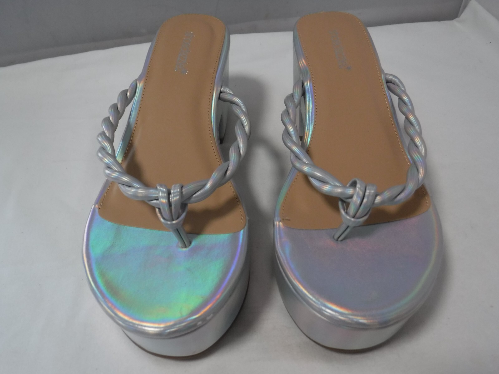 PF3 Women’s NWOB Shoedazzle MIRRI White Iridescent Thong Chunky Platform Sandals