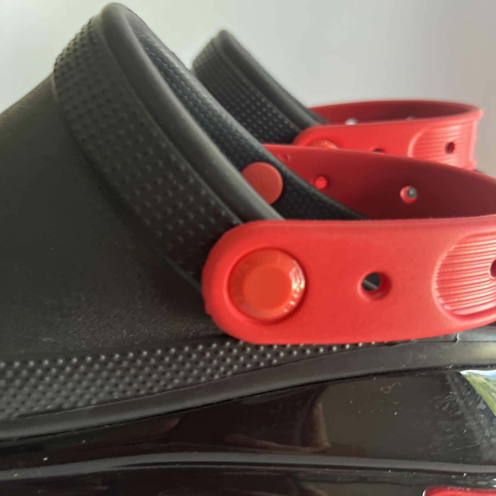 Crocs Mega Crush Clog black red womens Right W7 Left W8 mismatched pair adaptive