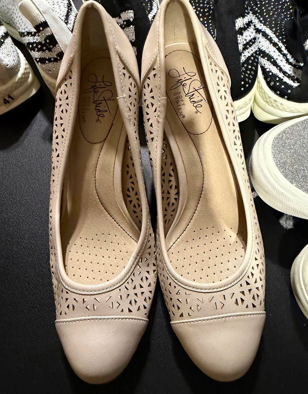 LifeStride Beige Comfort Perforated Round Toe Pumps Slip On Heels 8.5