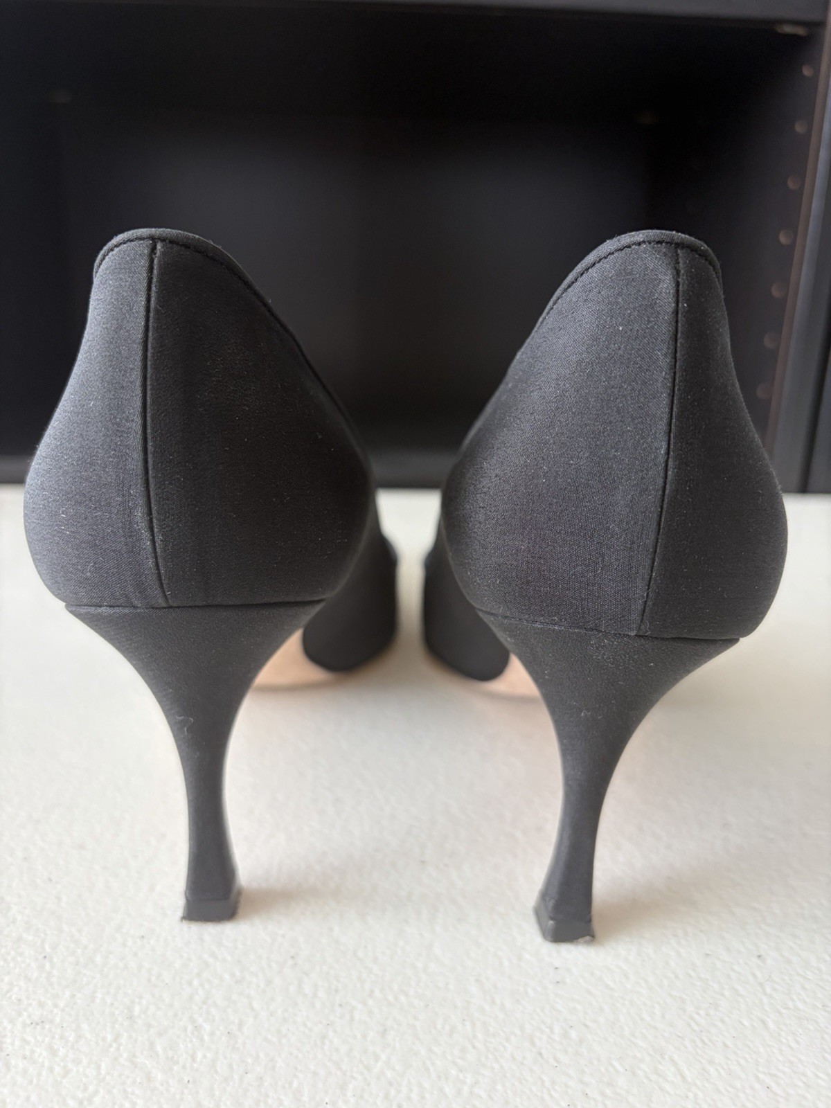 Manolo Blahnik Women’s Black Crepe Pointed Toe Heels Shoes Pumps Size 8.5 39.5