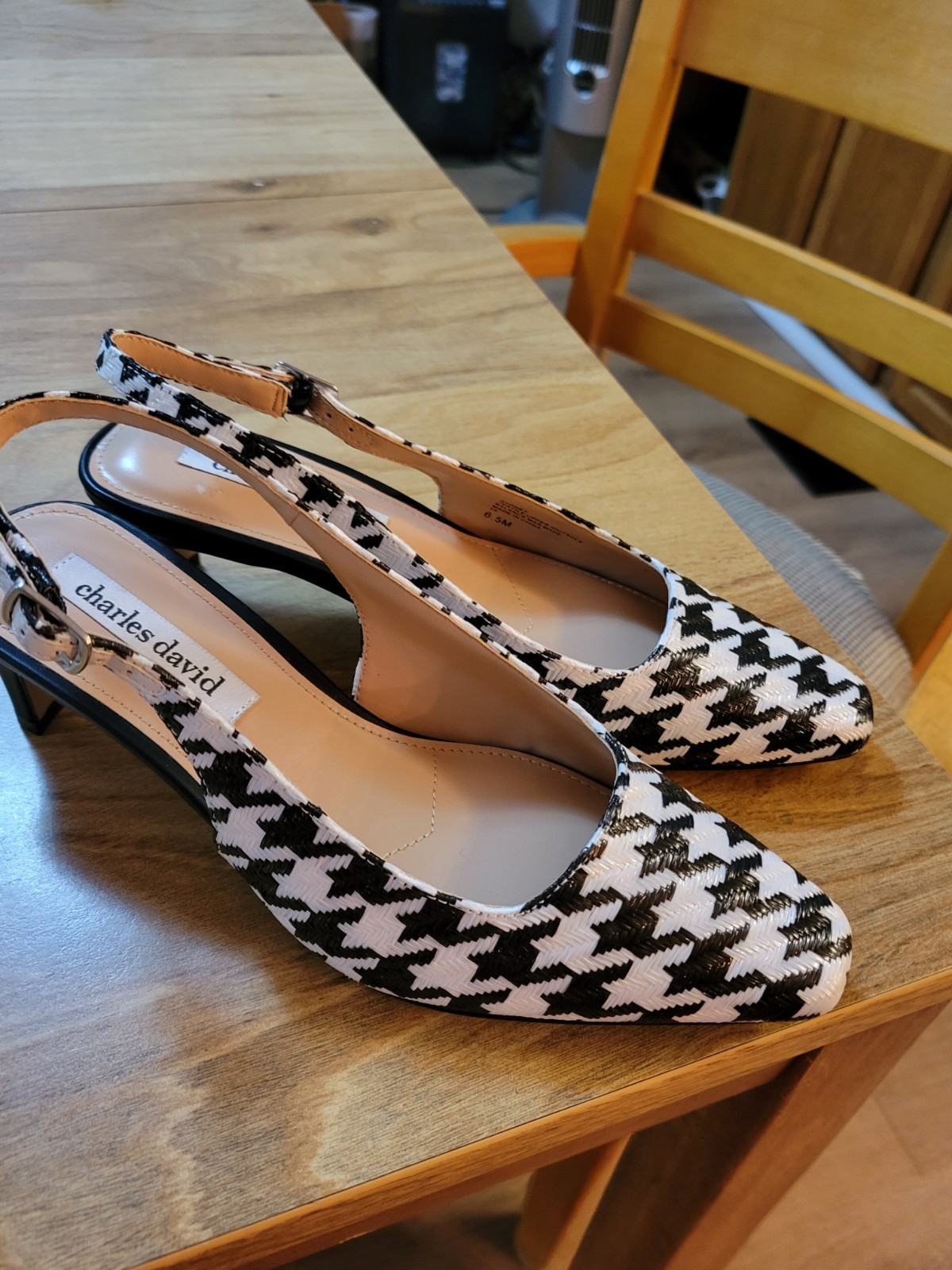 NWOB. Houndtooth Print Shallow Toe Slingback Pumps By Charles David. sz 6.5