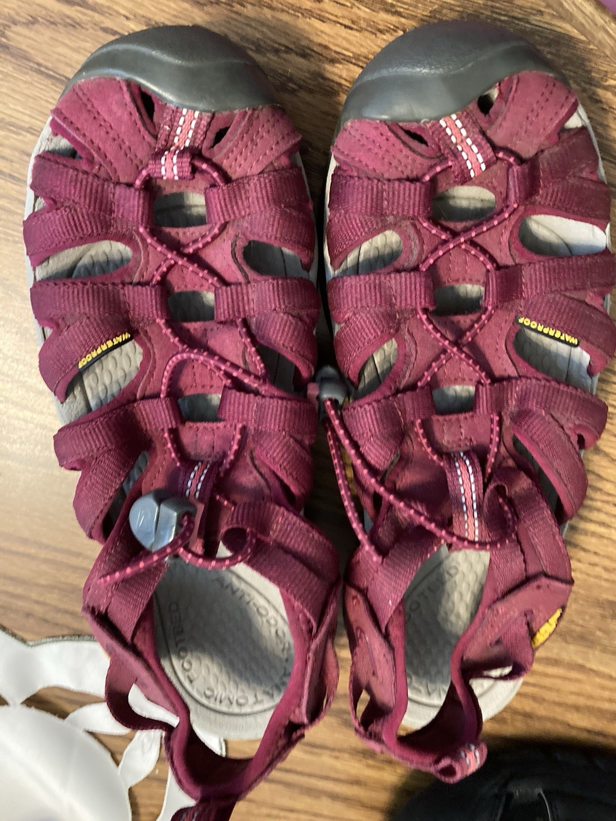 NWOB Keen Womens Whisper Beet Red Walking Sandal Size 7 Waterproof