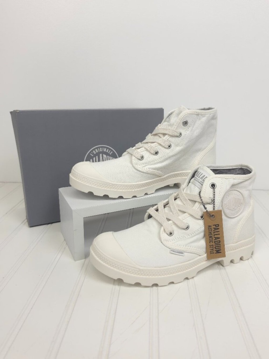 NIB Women’s Palladium Pampa Hi Round Toe Lace Up Booties Star White Size 8.5