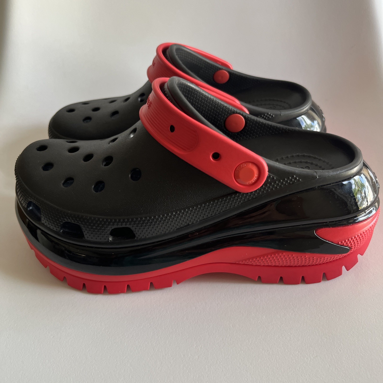 Crocs Mega Crush Clog black red womens Right W7 Left W8 mismatched pair adaptive