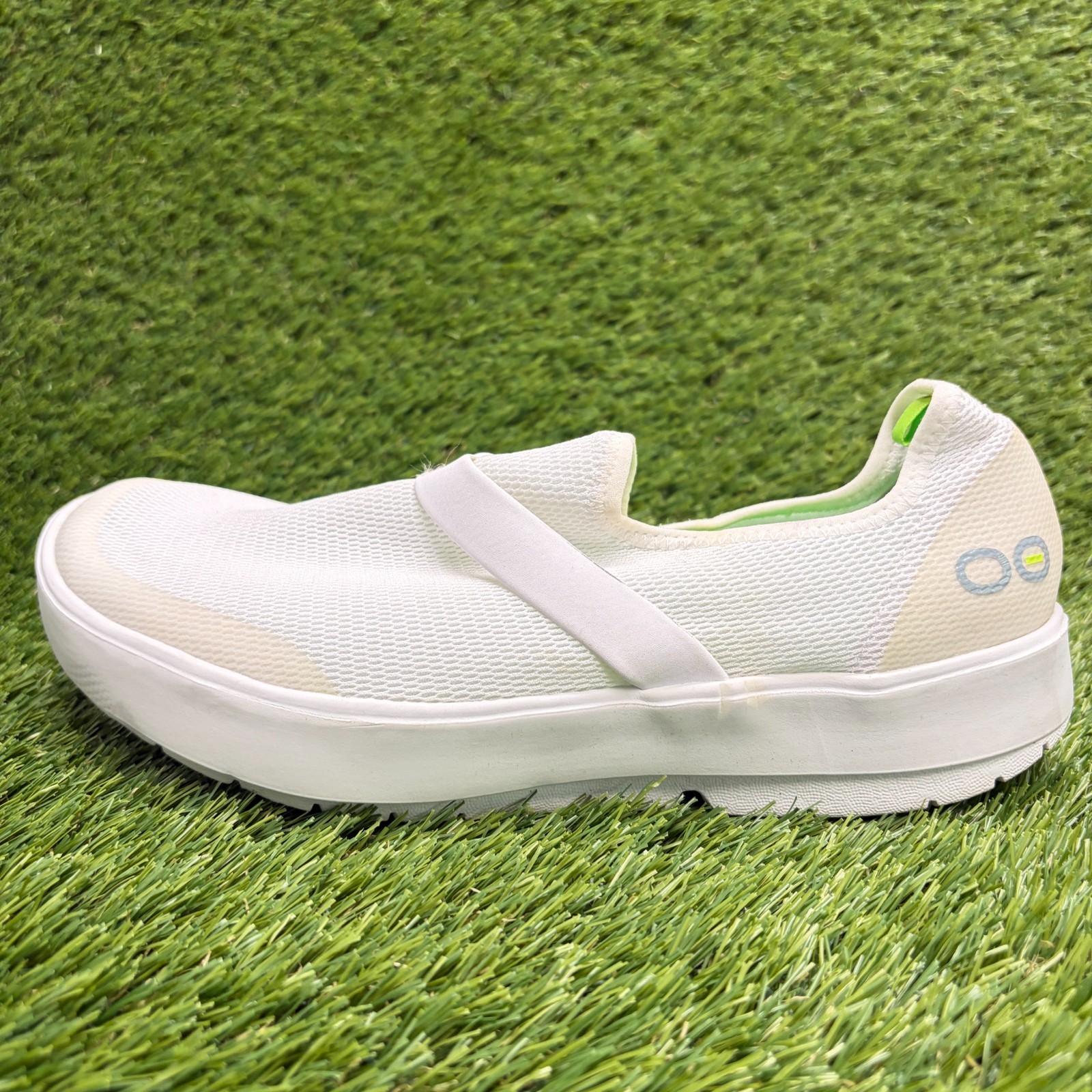 OOFOS OOmg eeZee Low Womens Size 11 White Casual Walking Slip On Recovery Shoes