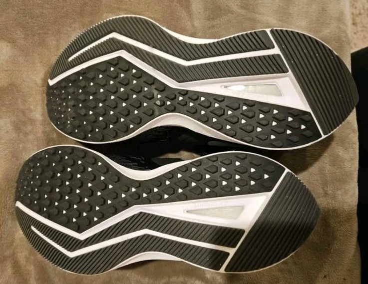 Nike Air Zoom Winflo 6 Black White Running Shoes Women’s Size 8
