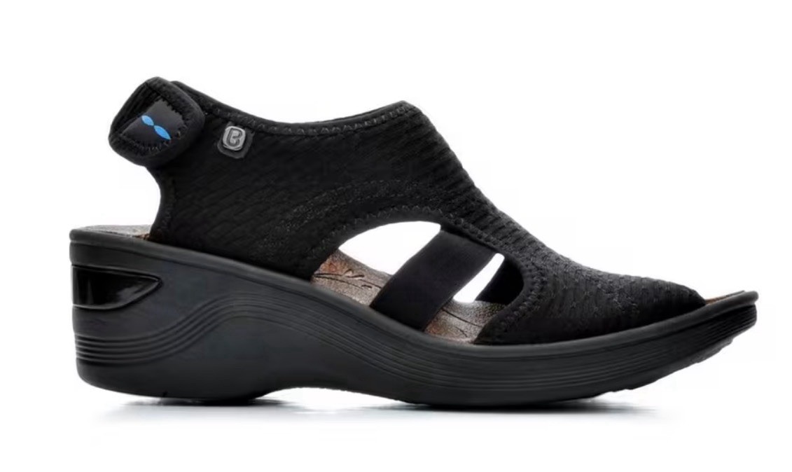 WOMEN’S BZEES DREAM STRETCH WEDGE SANDALS BLACK 7.5 M EUC