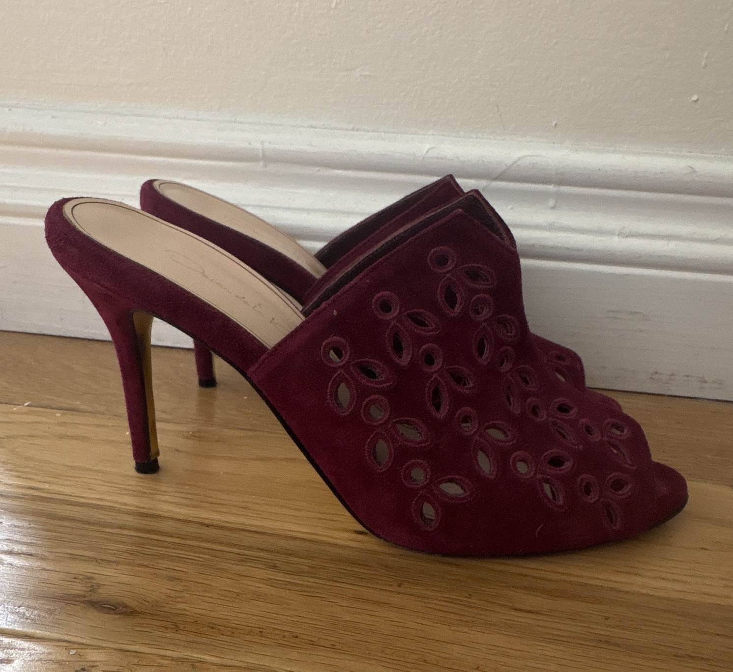 Oscar de la Renta Burgundy Suede Cut-Out Open Toe Slip-On Mule Heels 6