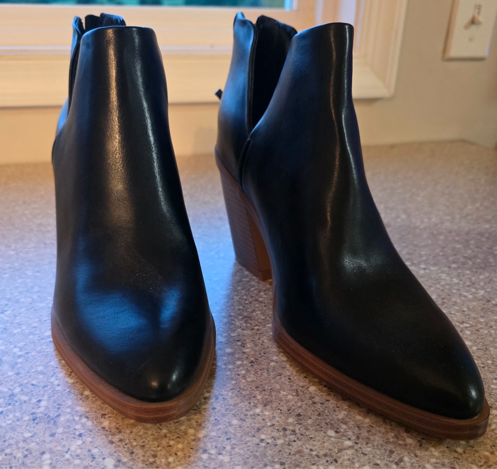 Mysoft Chic Black V-Cut Ankle Booties with Stacked Chunky Heel – Size 8