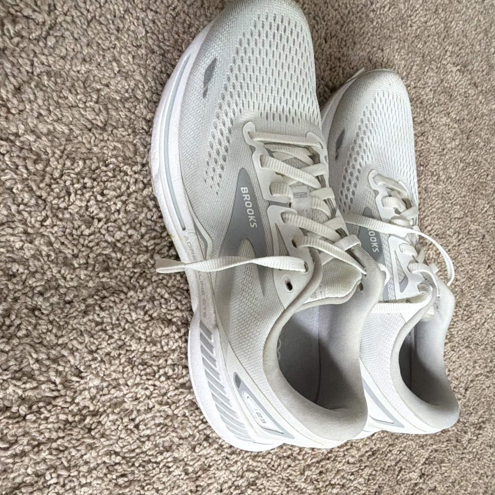 Brooks Adrenaline GTS 23 Women’s Running Shoes White Oyster Gray Mesh Low Top
