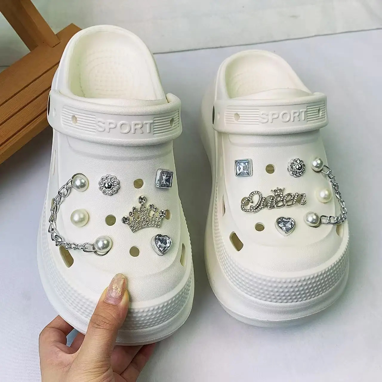 Style Women’s Clogs for Outdoor Wear in Summer, Non-slip Silver Crown Thick