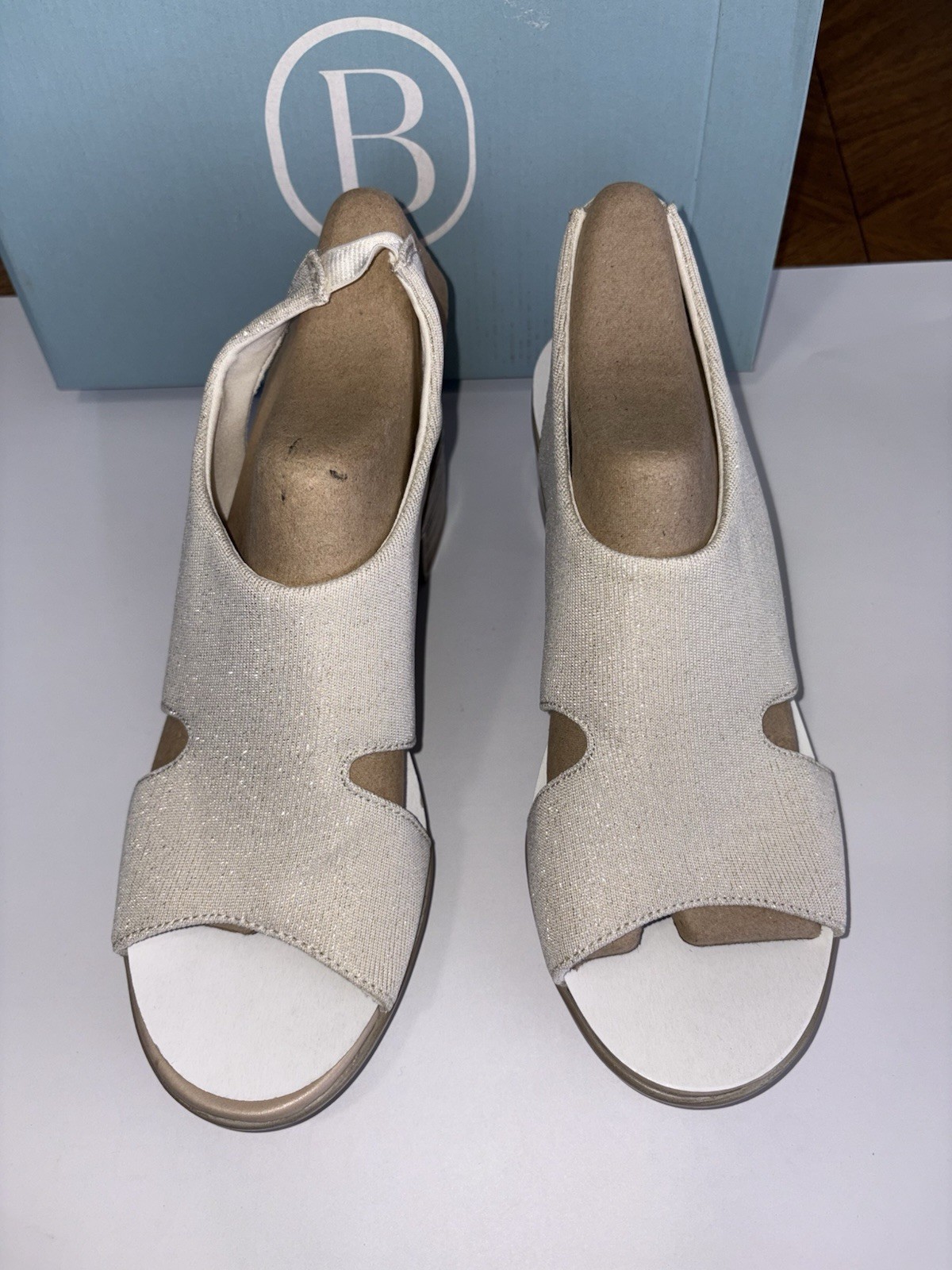 BZees Women’s Eden Slingback Strappy Sandals Beige Gold Lame Fabric Shoe NIB! 9