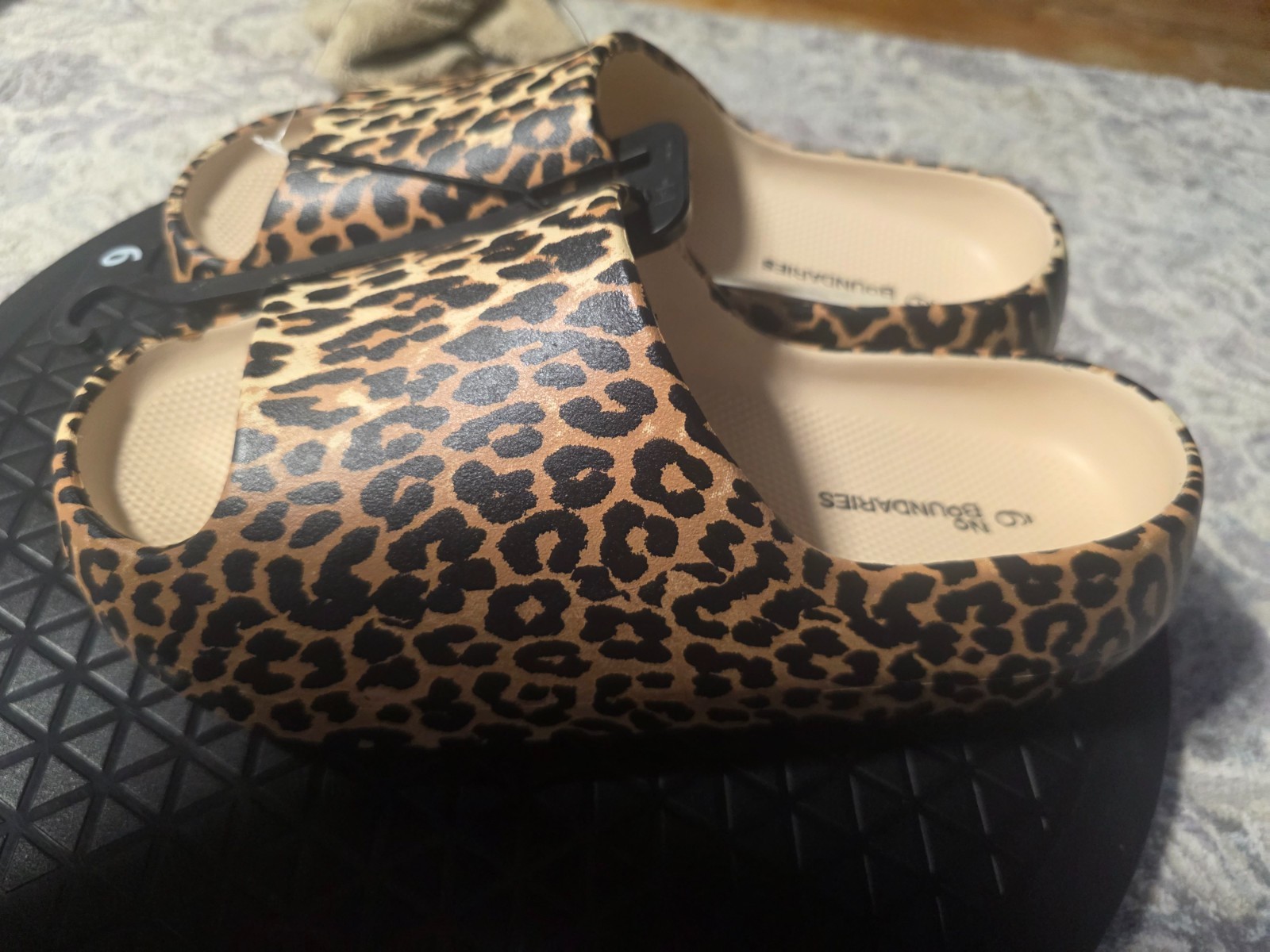 No Boundaries Cheetah print slide platform Sandals, NEW Size 9