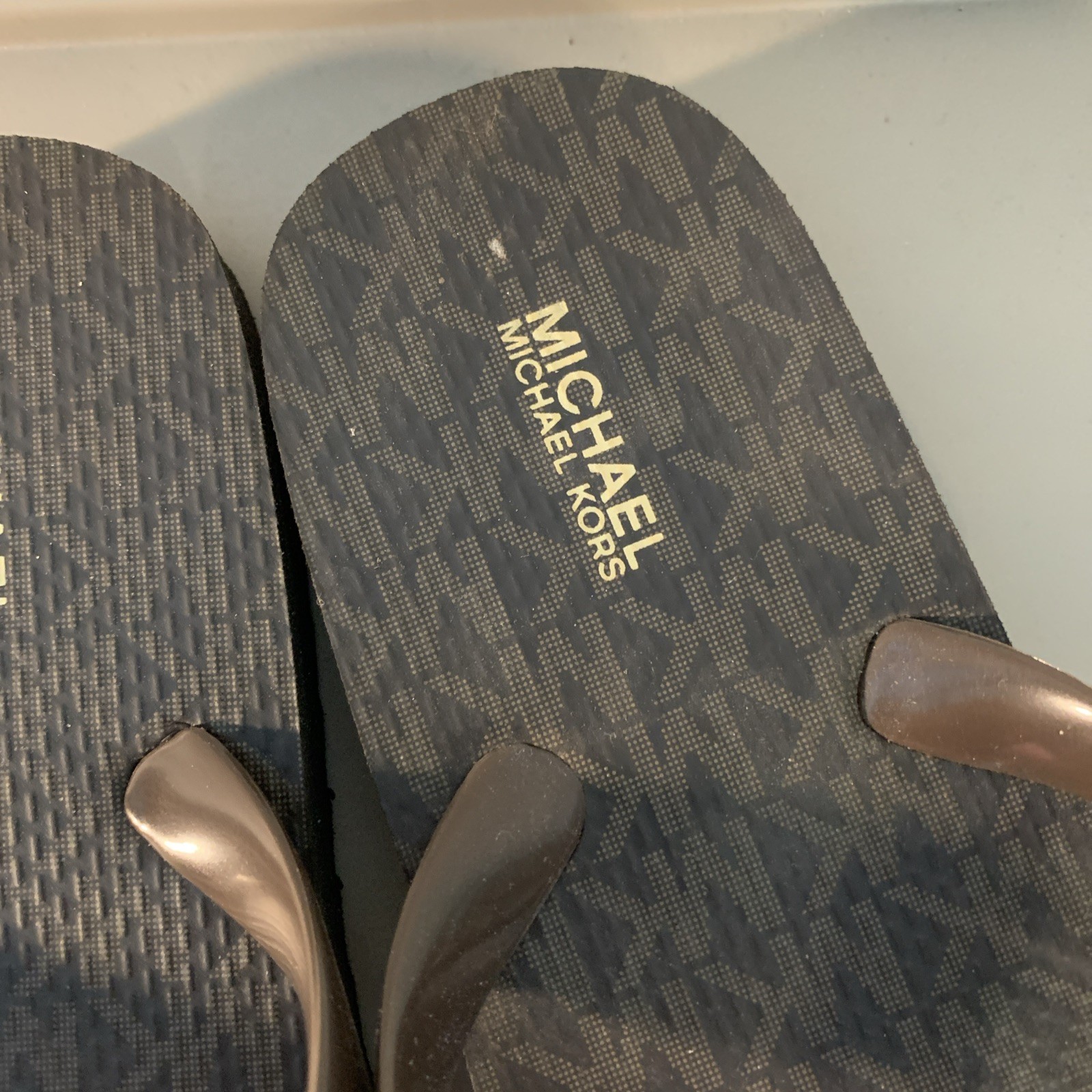 New MICHAEL KORS Women’s 9 Brown / Gold Metal MK Charm Logo Flip Flops MSRP $75