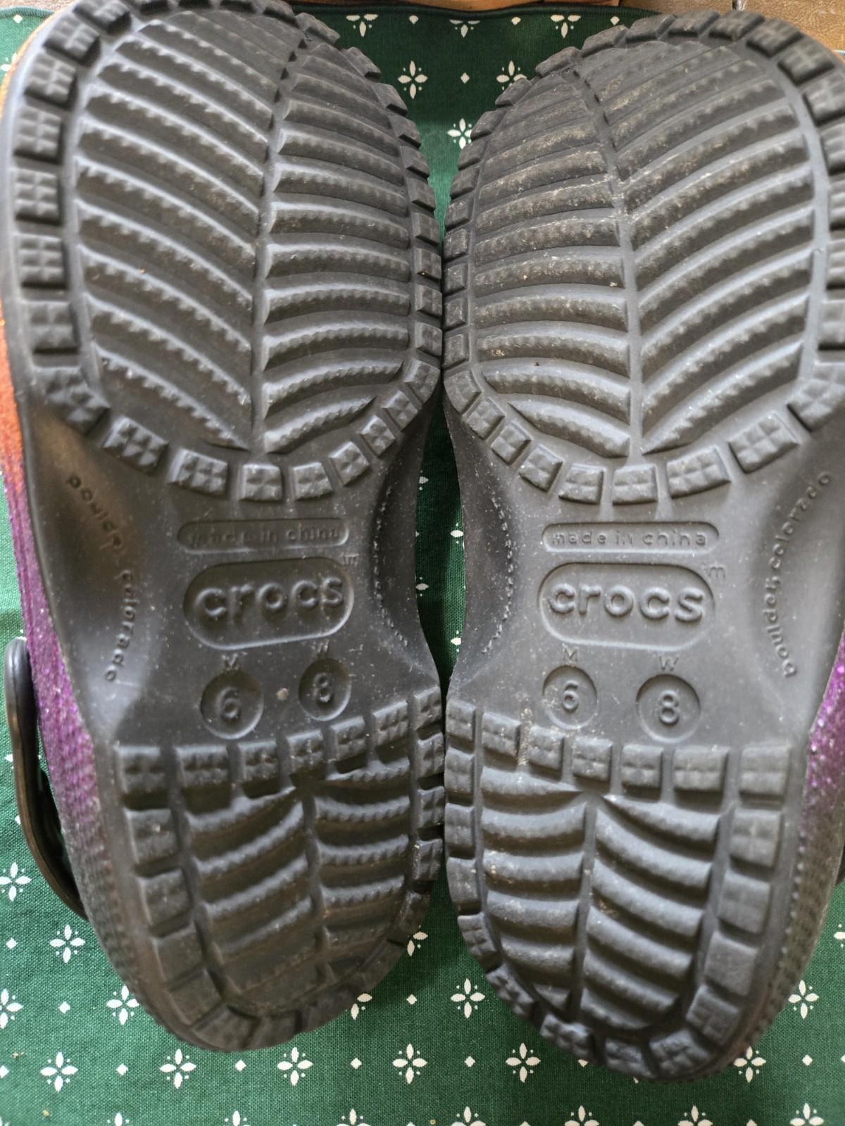 Disney Hocus Pocus Crocs Classic Womens Size 8 Clogs Sparkly Halloween *Read*