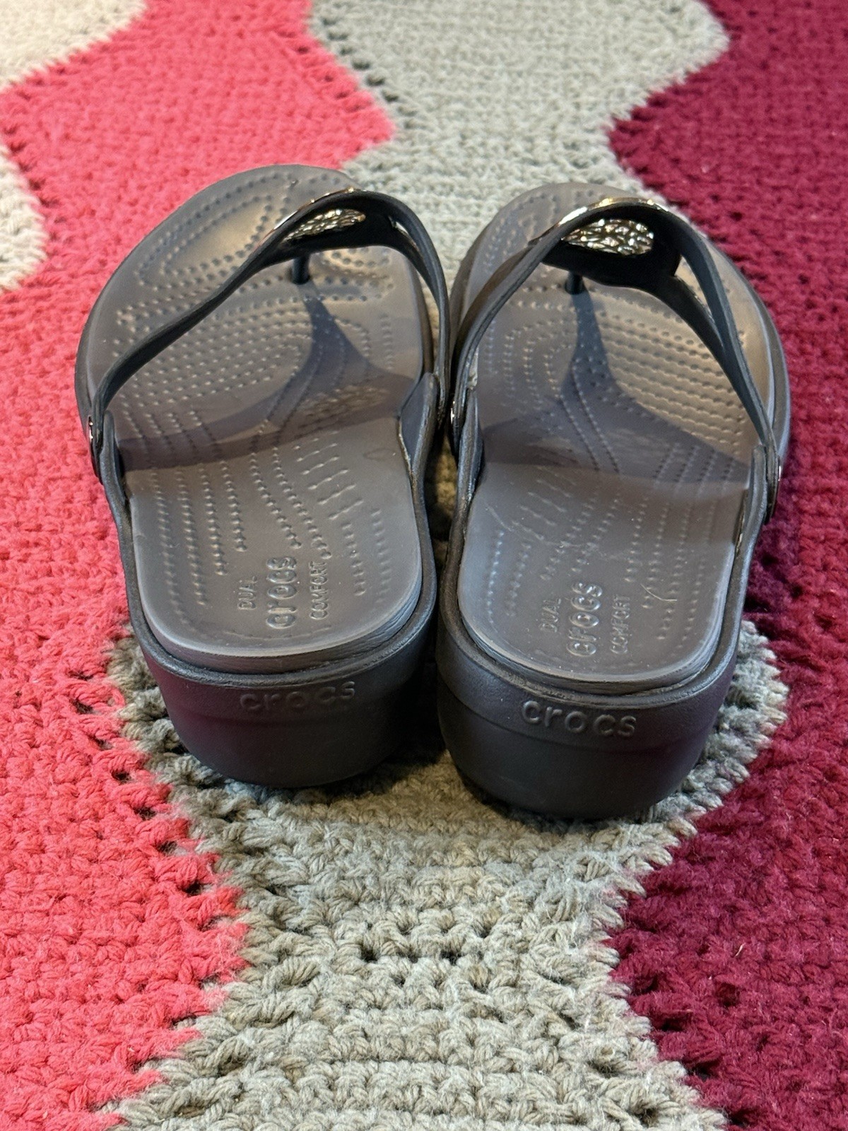 Crocs Sanrah Flip Flop Wedge Sandal Womens Black Size 9 Gold Circle Medallion