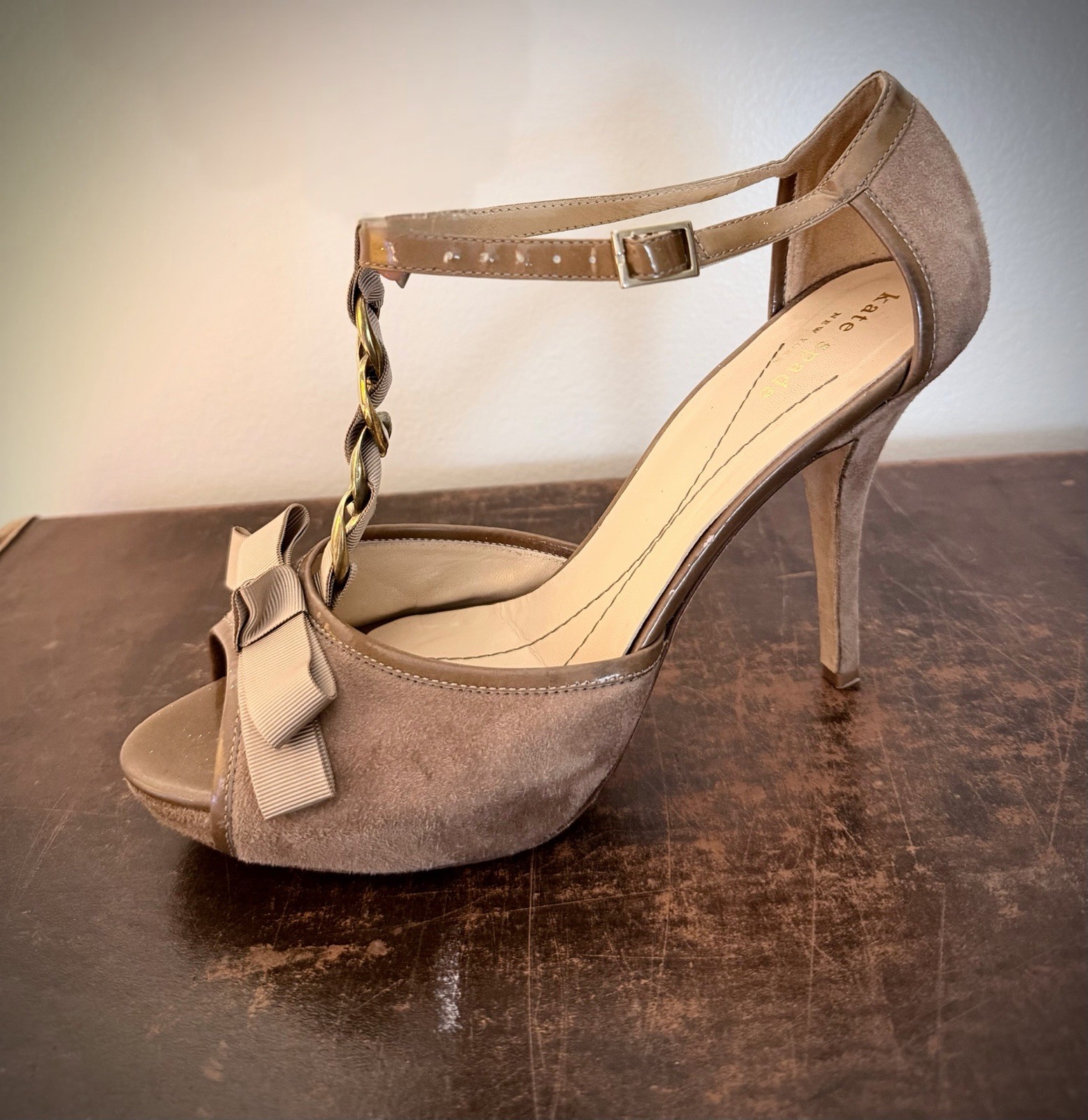Vtg Kate Spade Taupe Suede Slingback Heels SZ 8 Y2K 90s Gold T Strap