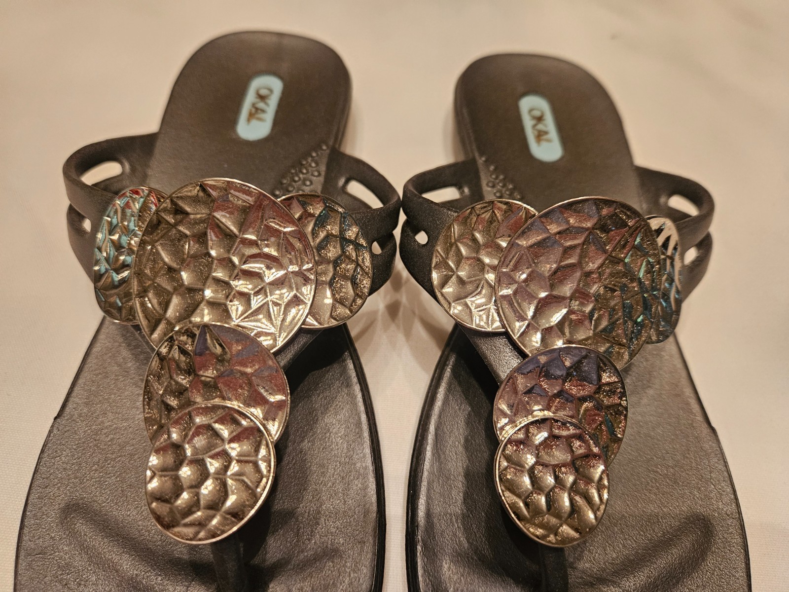 OKA B Womens Thong Sandals Size -7 Decorative silver & Grey USA