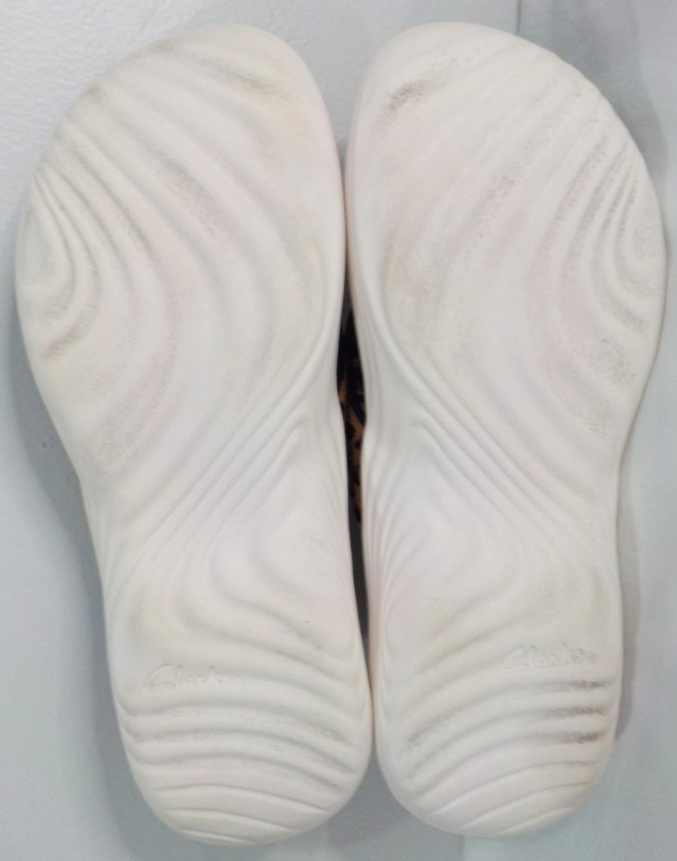 CLARKS Cloudsteppers LOLA Point Animal Print Foam Sole Thong Sandal Womens Sz 6