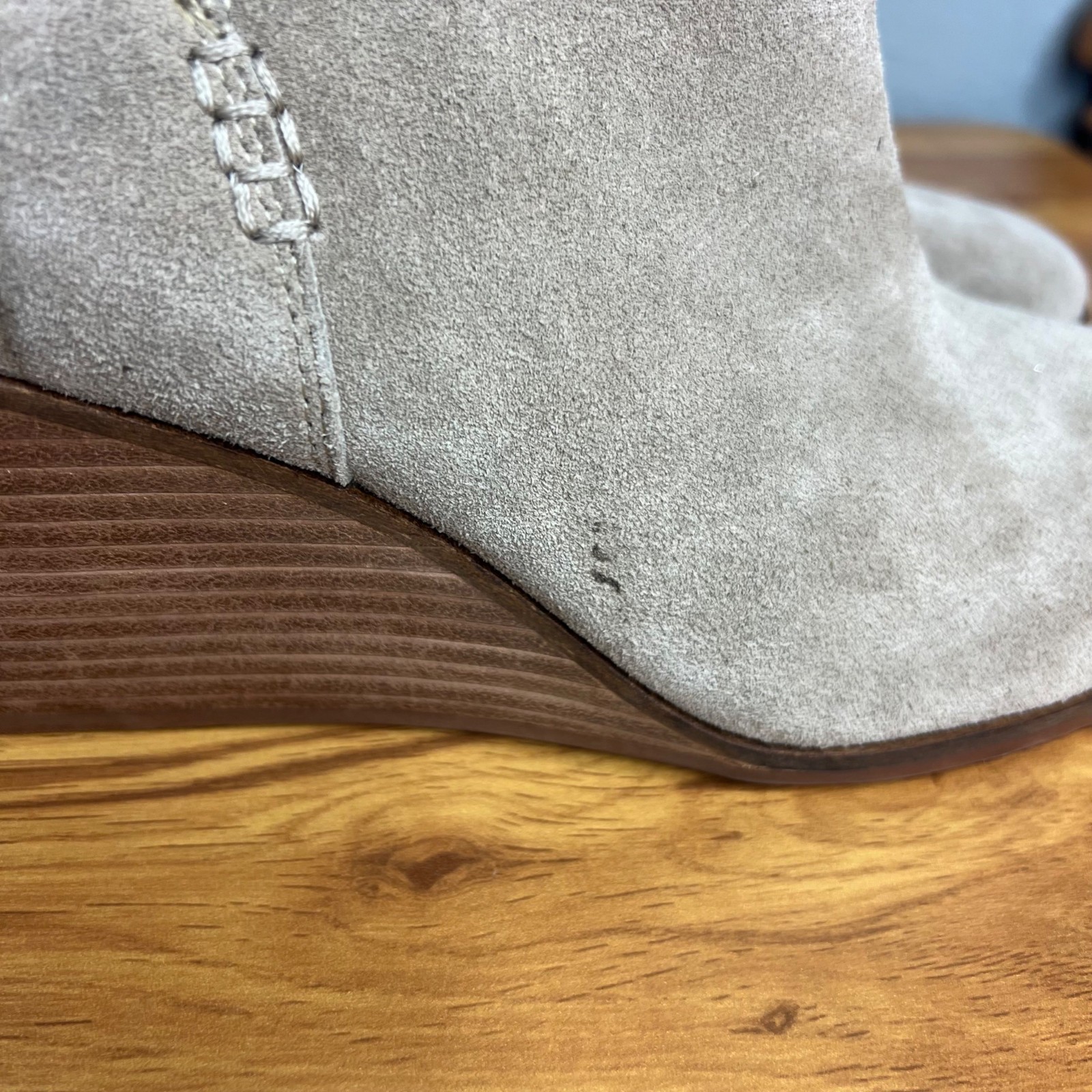 Lucky Brand Zorla Wedge Ankle Boot Size 10 Beige Suede Zip 3.25″ Heel NEW