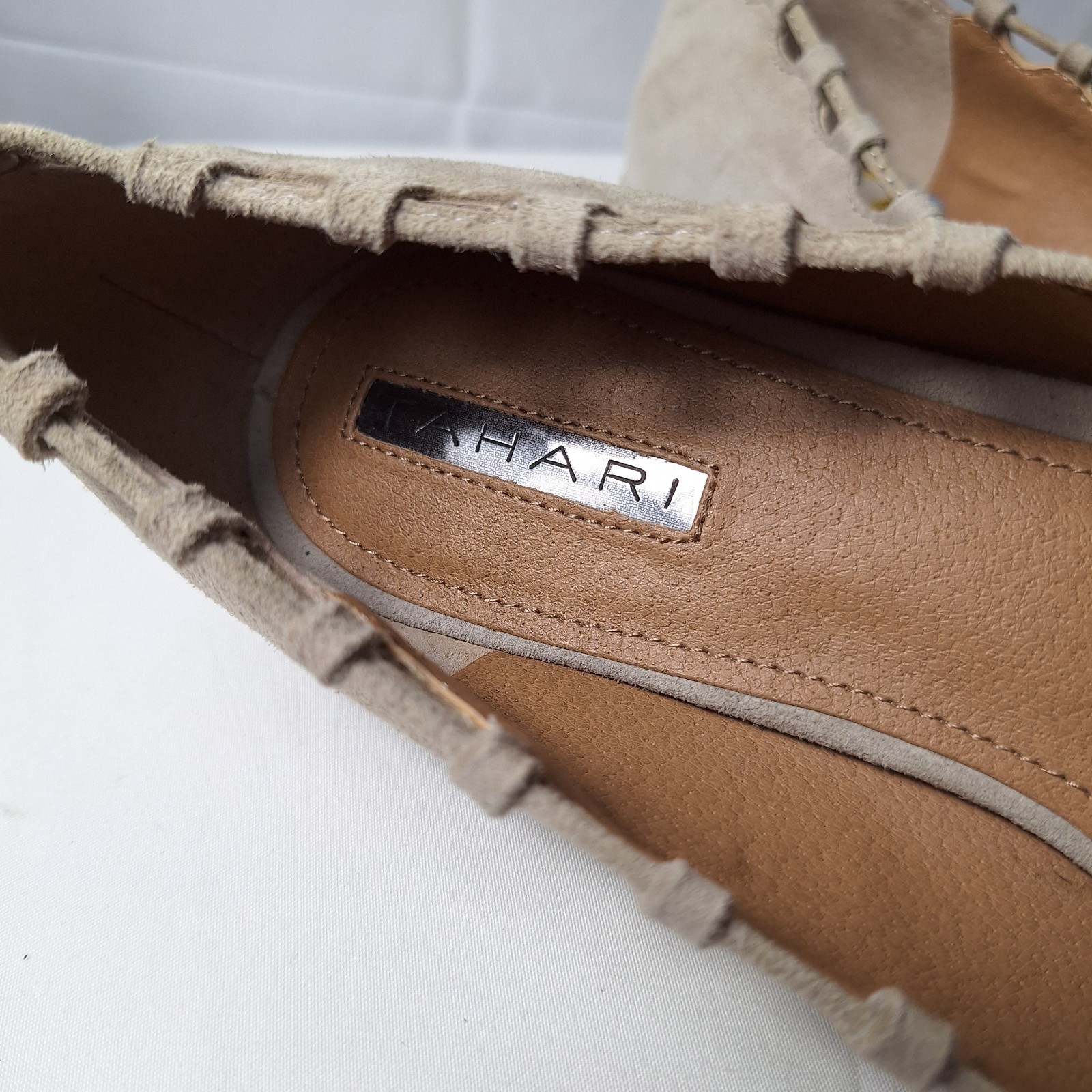 TAHARI «Elon» Suede Ballet Flat Sz 8M Taupe Scalloped Edge Front Bow Pointed Toe