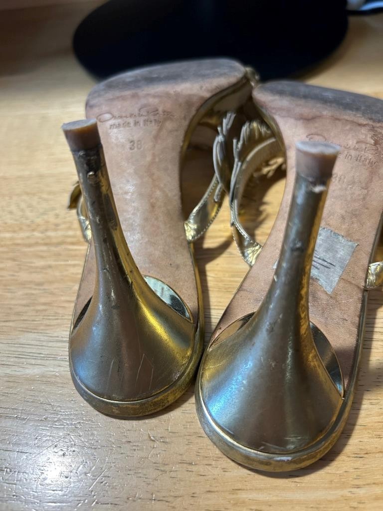 Womens Oscar de la Renta Gold Leather Feather Embellished Heeled Sandals 38 US/8